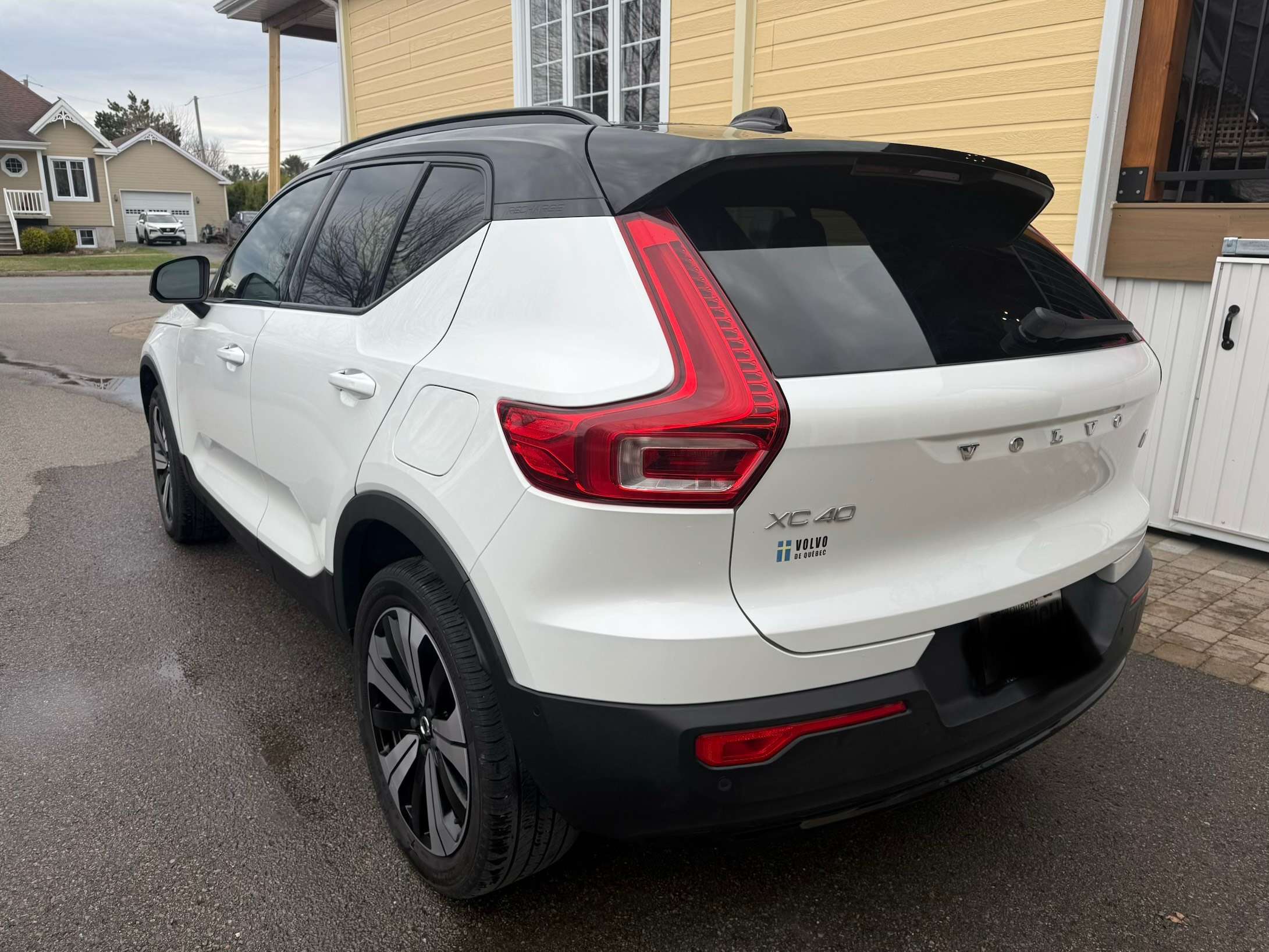 2023 Volvo XC40 Plus alt 2