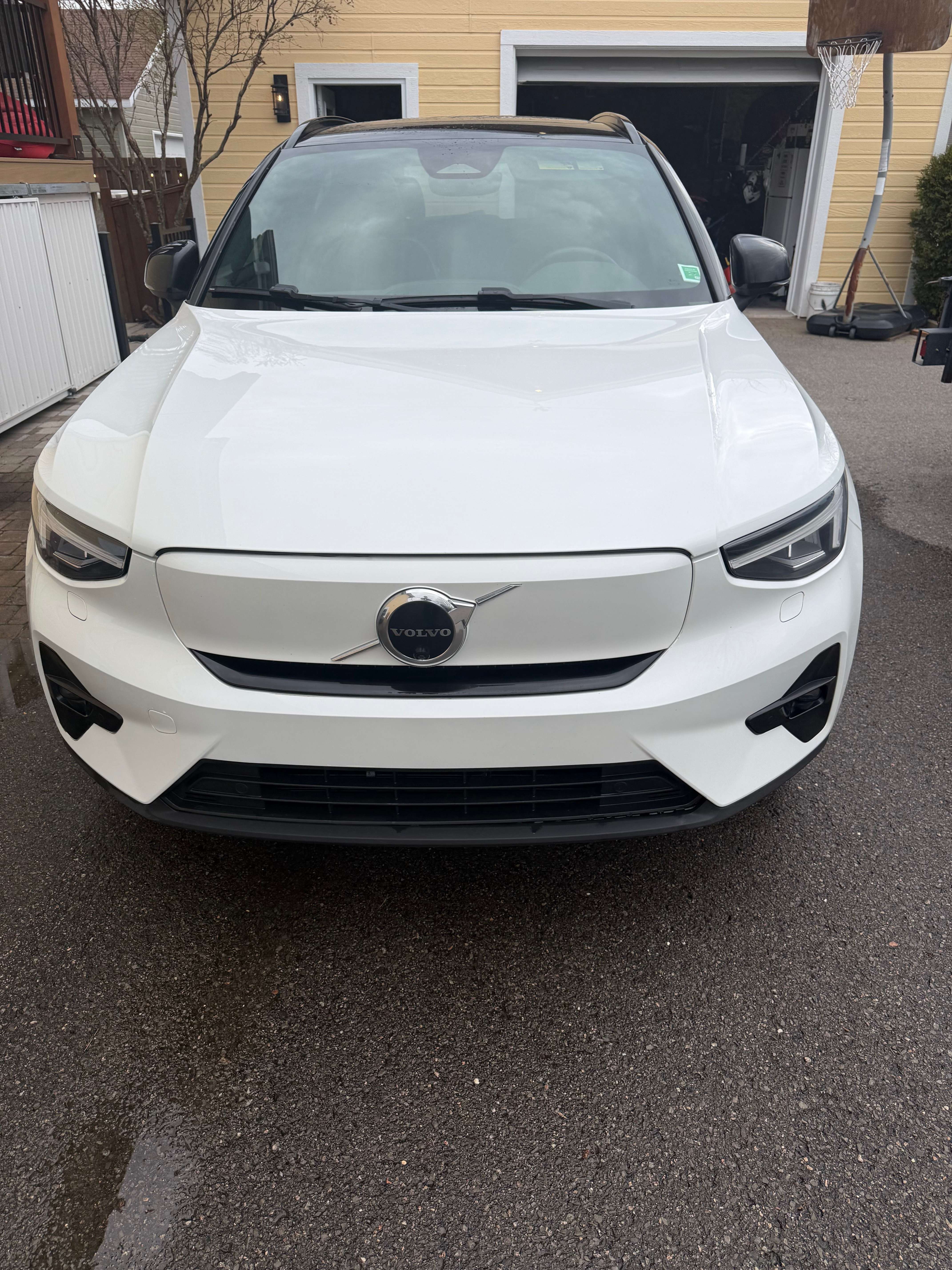 2023 Volvo XC40 Plus alt 3