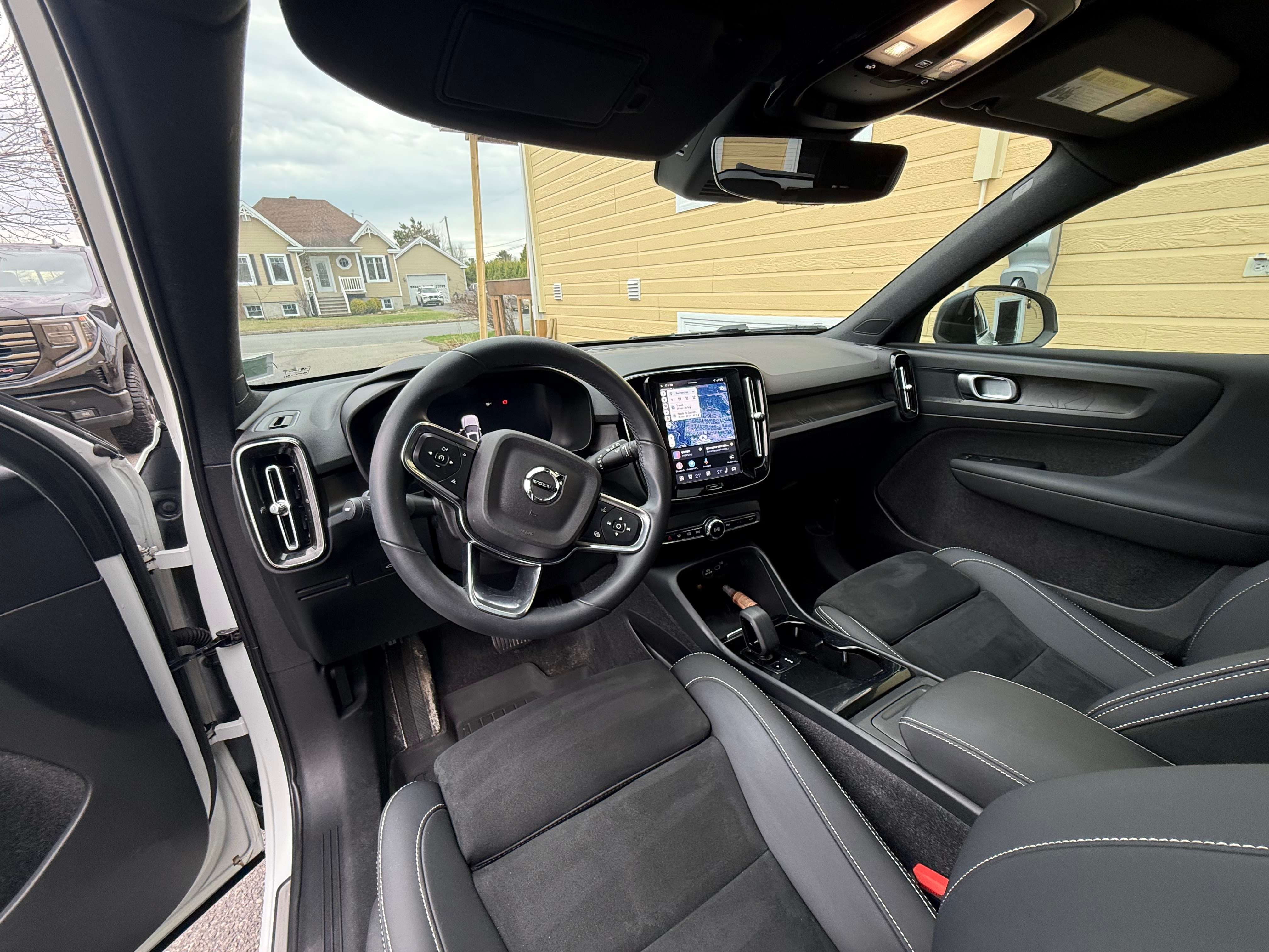 2023 Volvo XC40 Plus alt 4