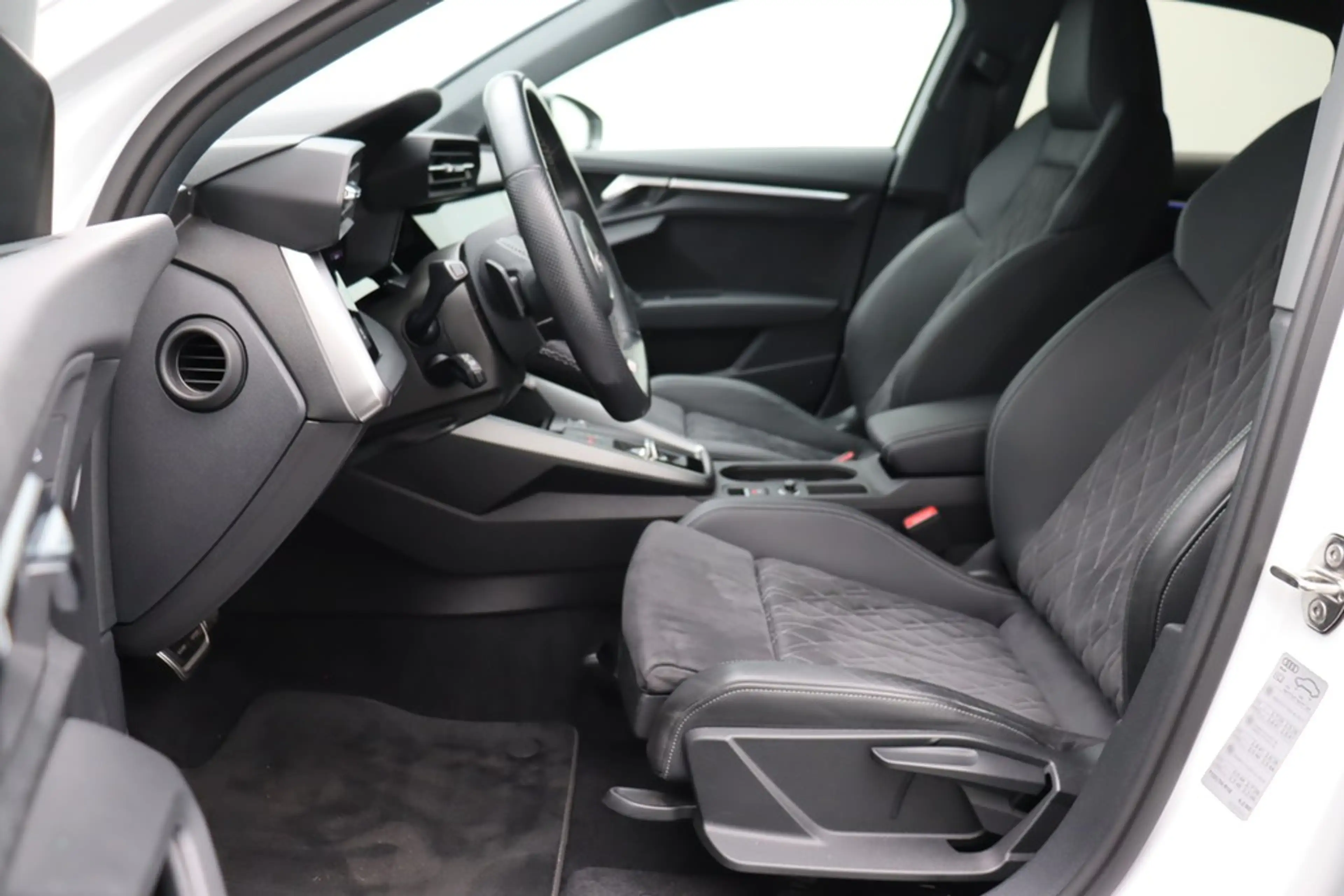 Audi S3 Lim. 2.0 TFSI quattro . LED Navi B&O — photo 9