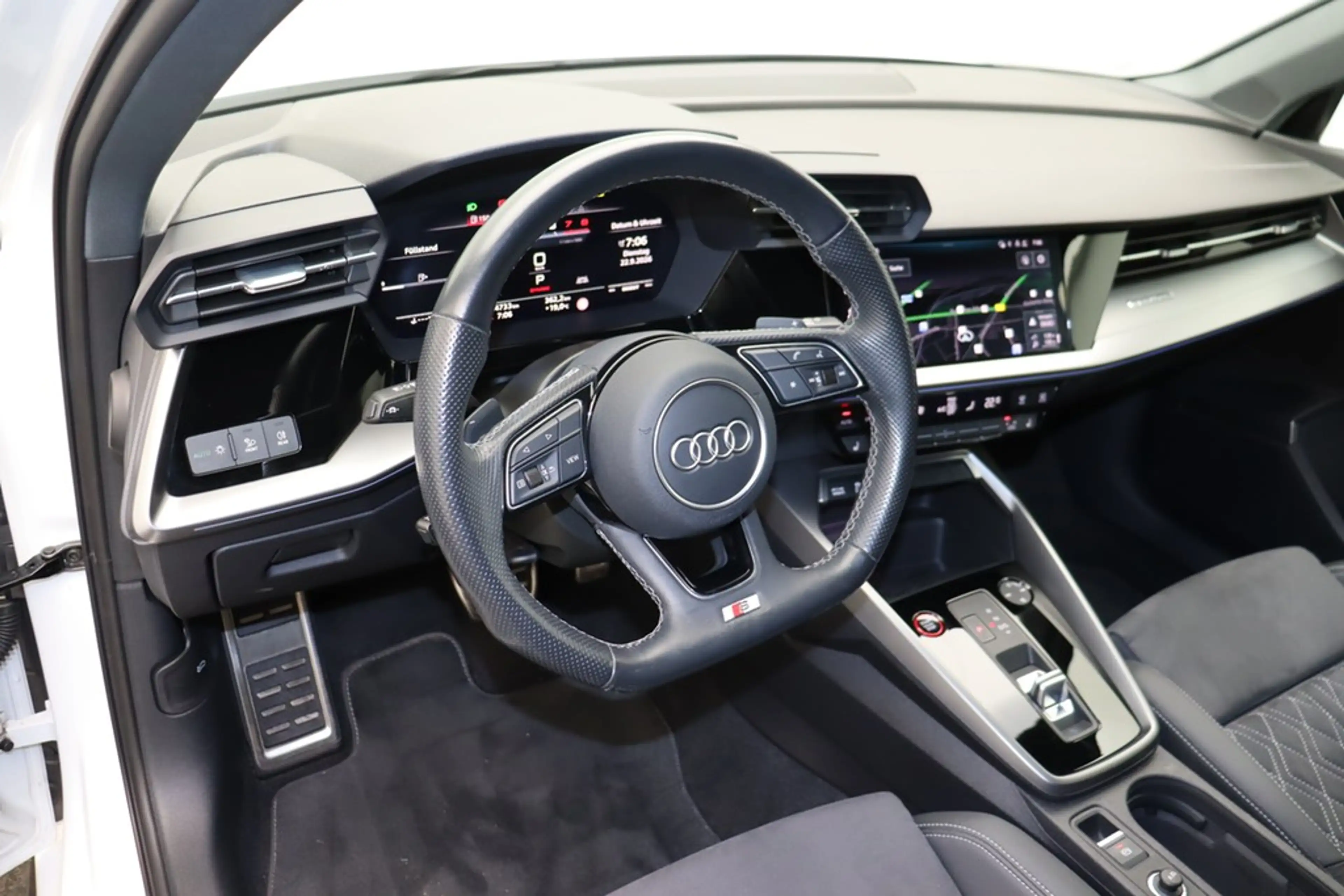 Audi S3 Lim. 2.0 TFSI quattro . LED Navi B&O — photo 10