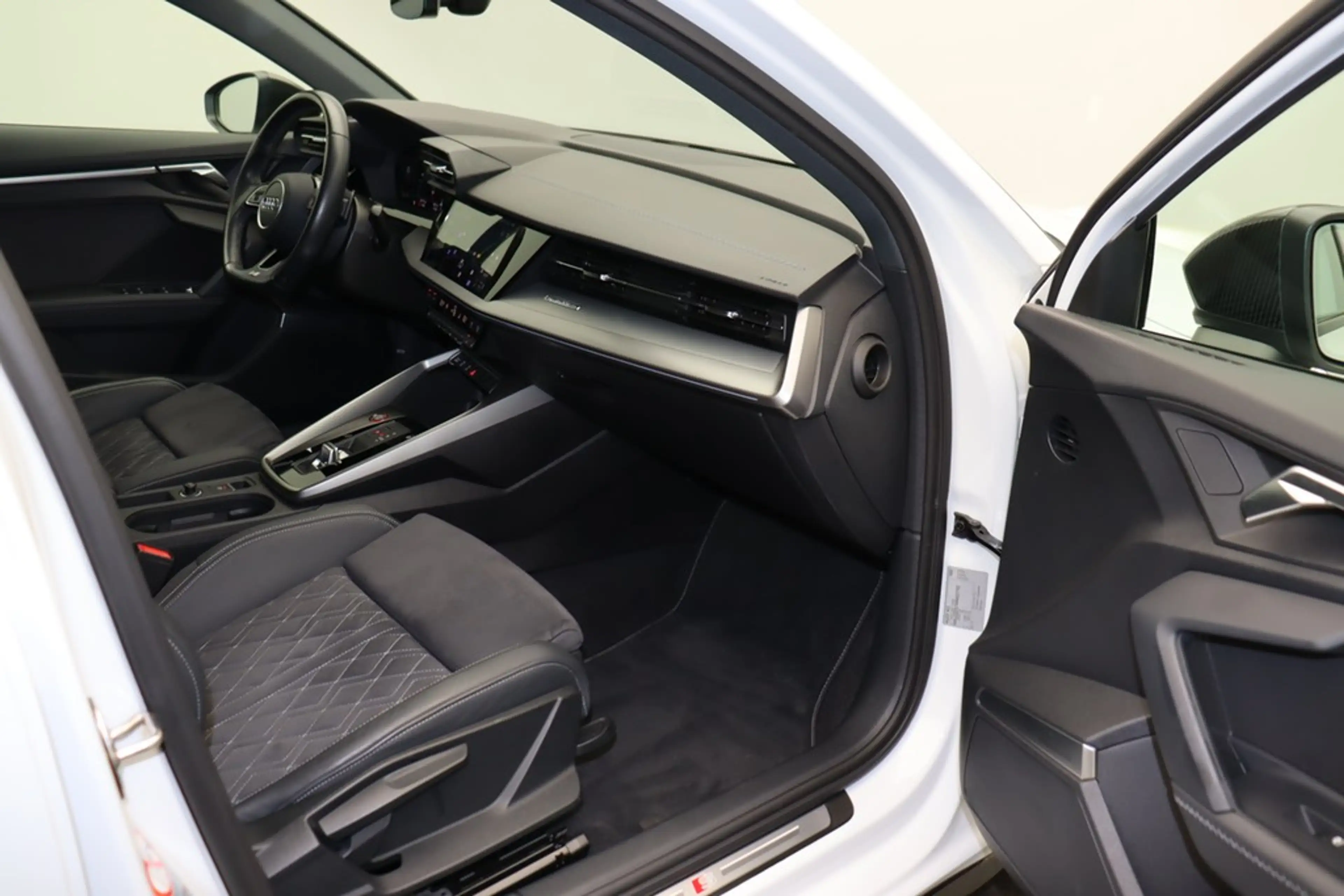 Audi S3 Lim. 2.0 TFSI quattro . LED Navi B&O — photo 13
