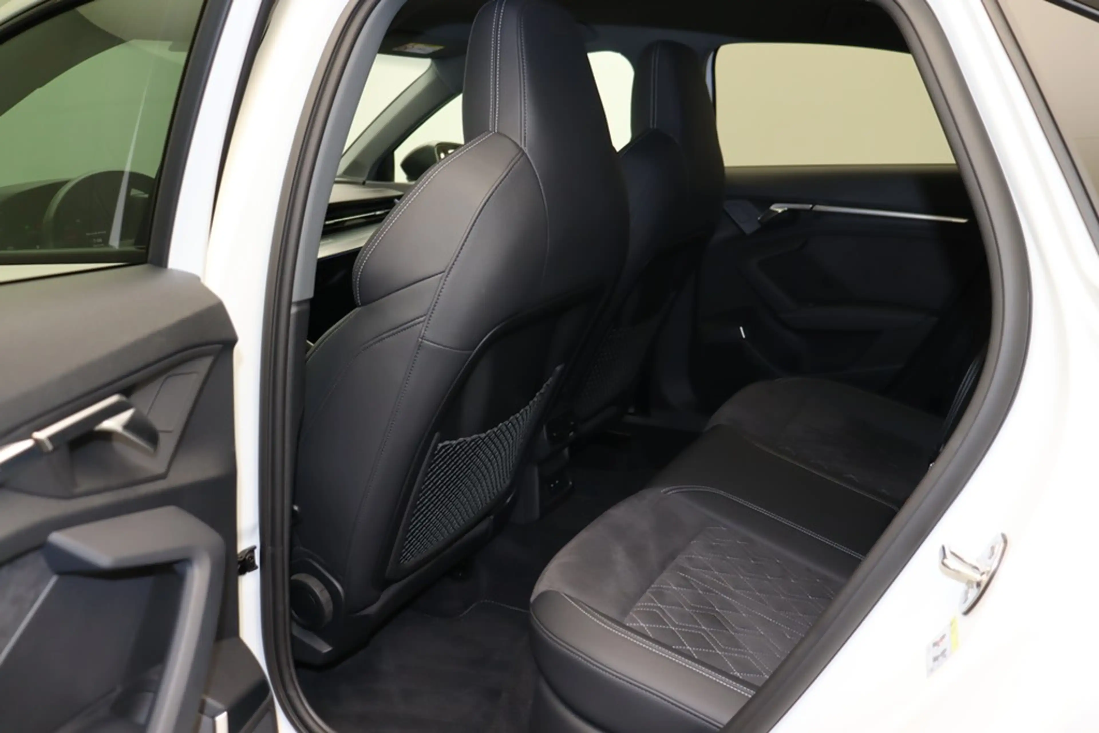 Audi S3 Lim. 2.0 TFSI quattro . LED Navi B&O — photo 11