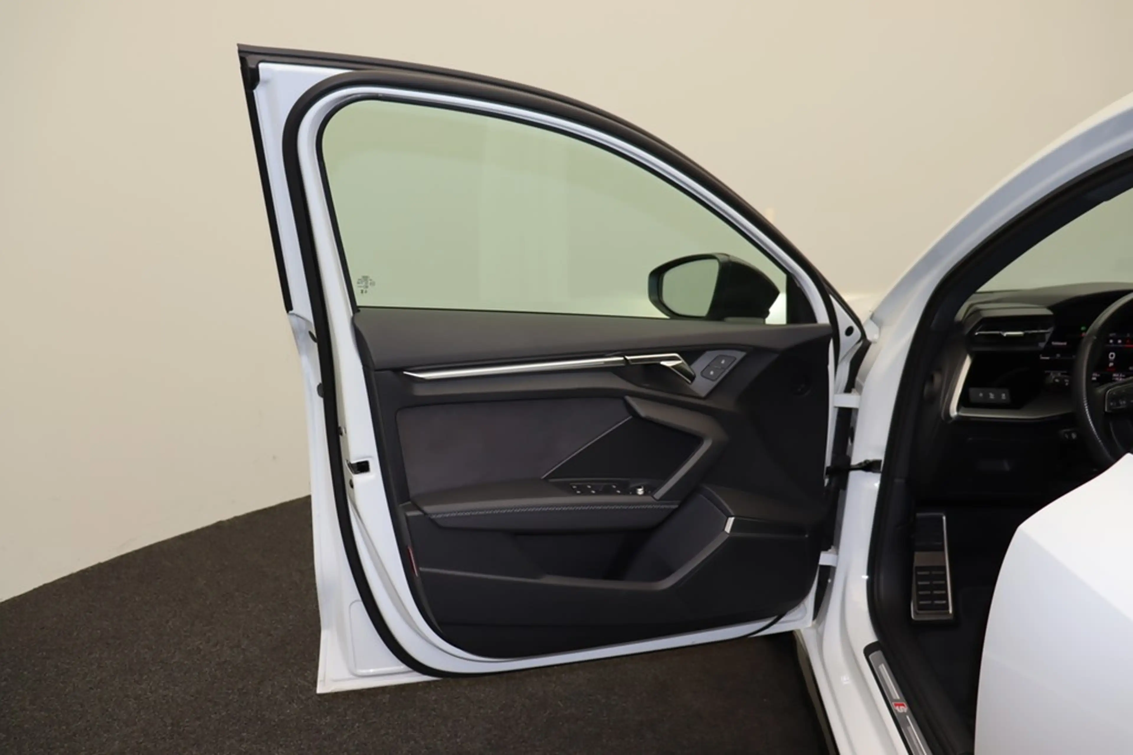 Audi S3 Lim. 2.0 TFSI quattro . LED Navi B&O — photo 7