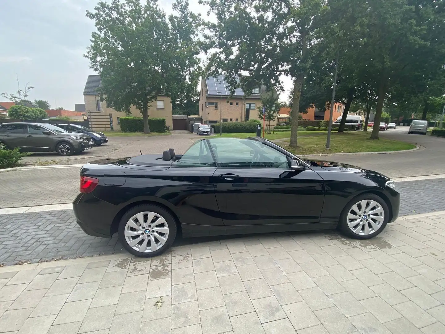 BMW 220 220d Cabrio Aut. Sport Line Zwart - 2