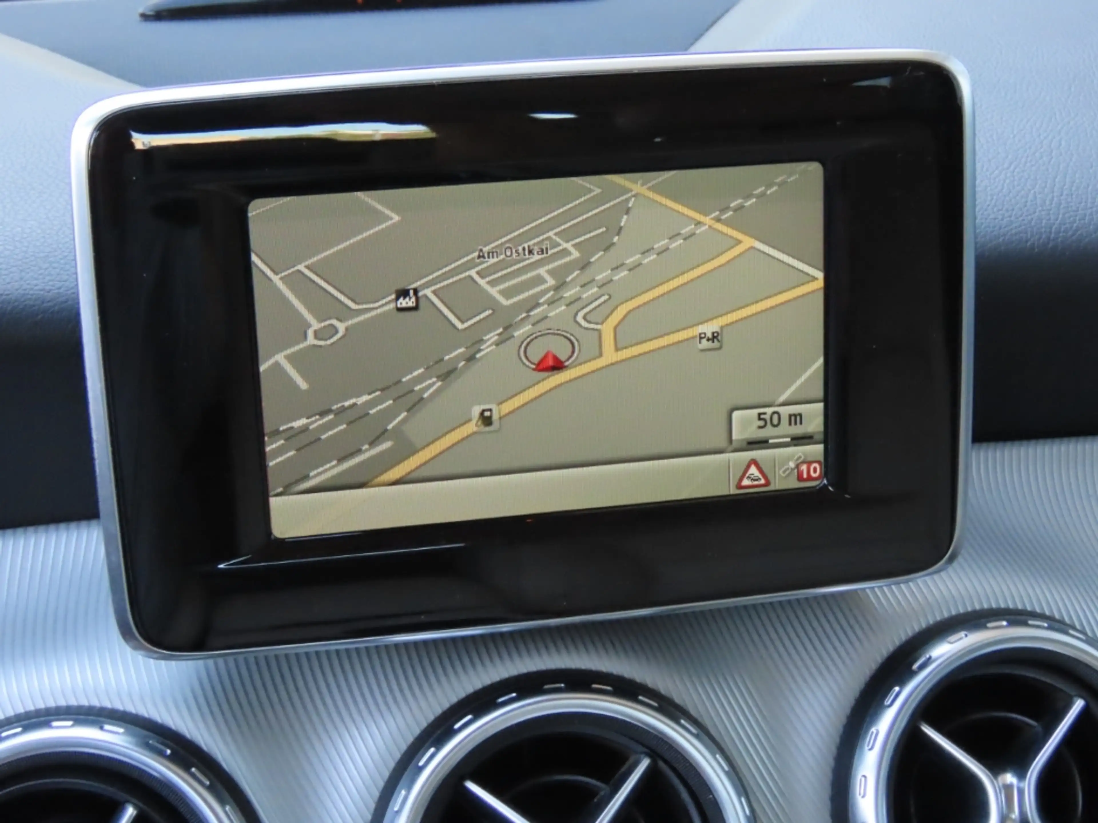 Mercedes-Benz GLA 200 — photo 15