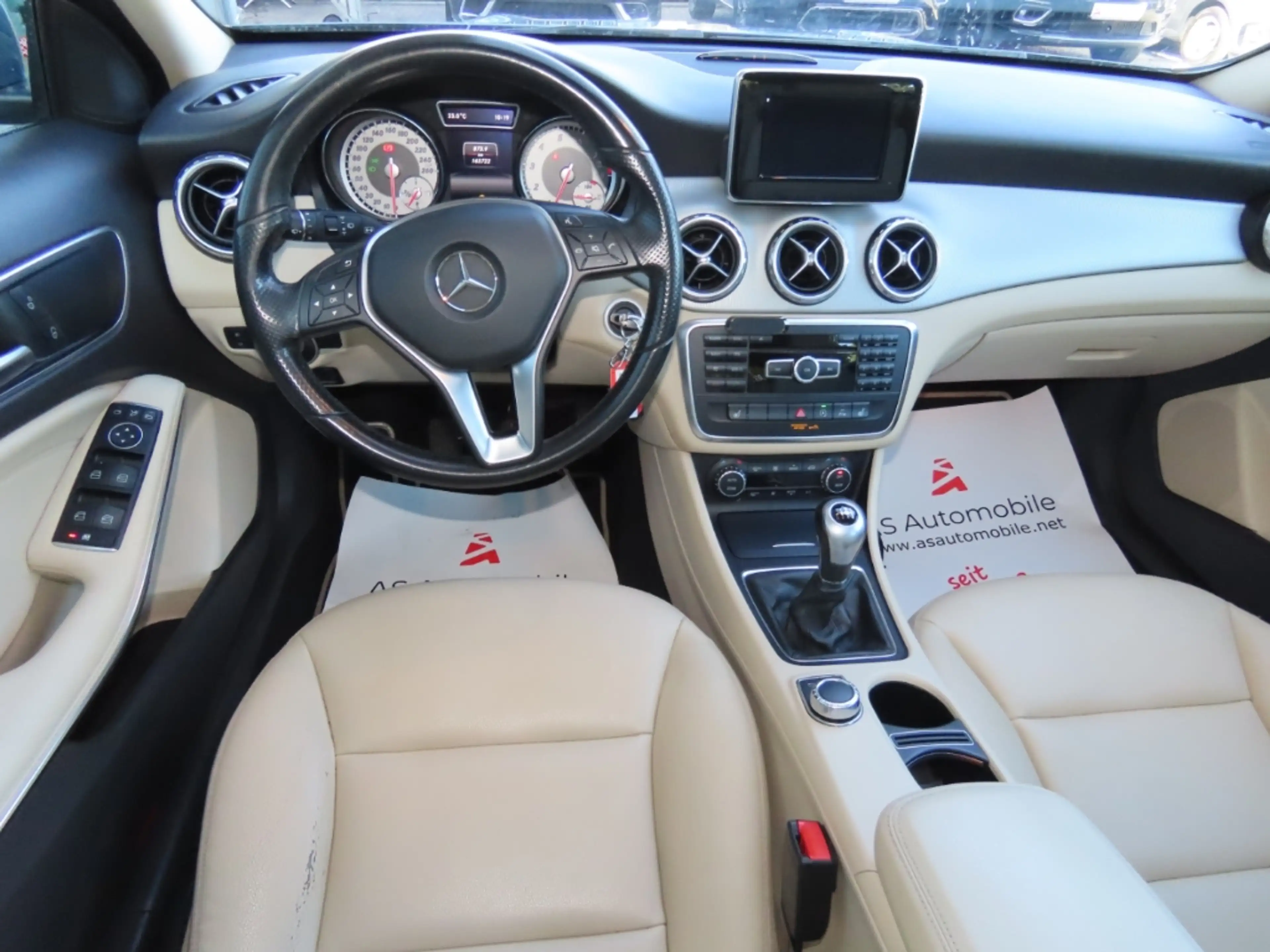 Mercedes-Benz GLA 200 — photo 12