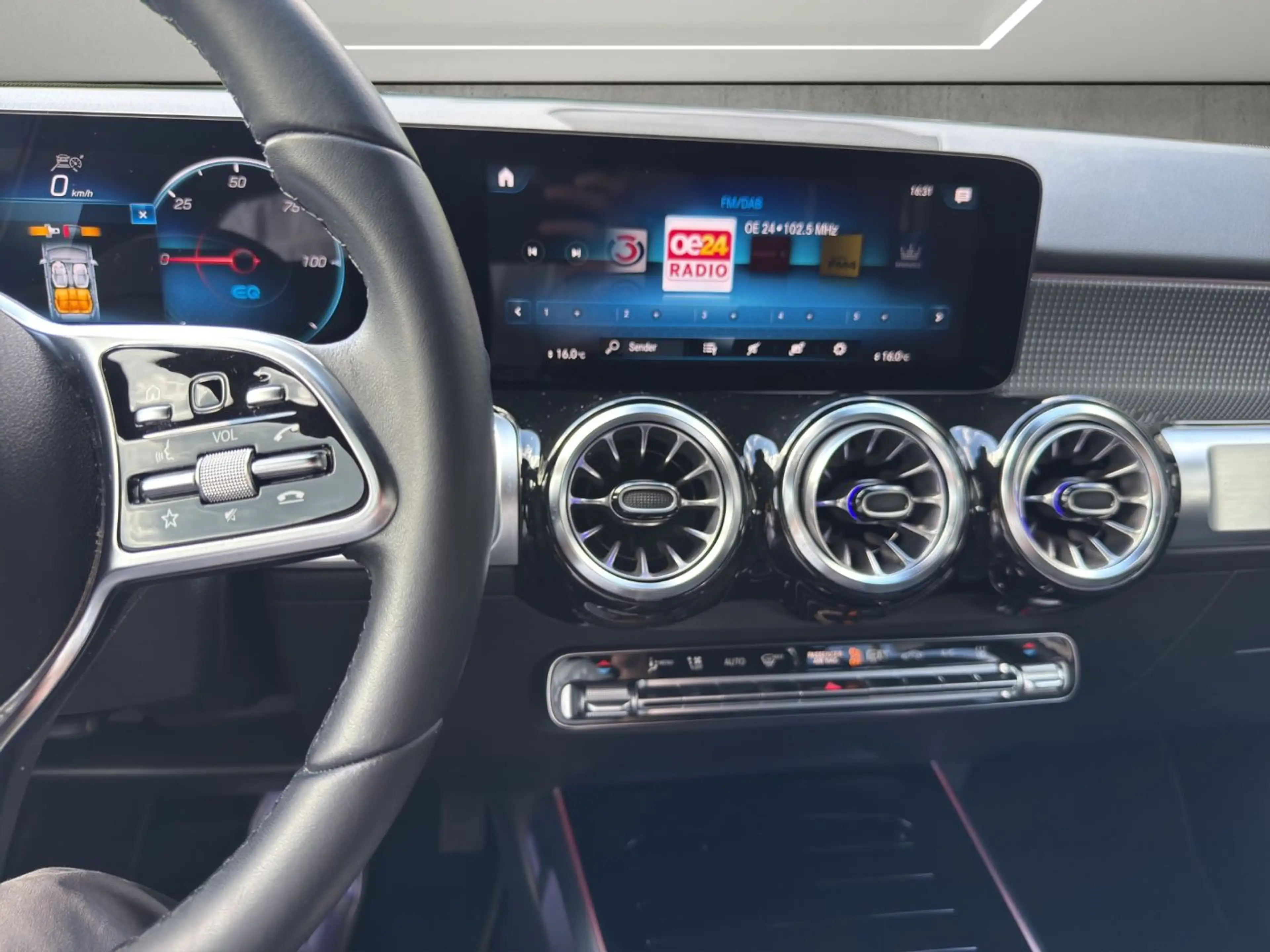 Mercedes-Benz EQB 300 4MATIC Distr KeyGo Shz LED Ambi eHeck — photo 12