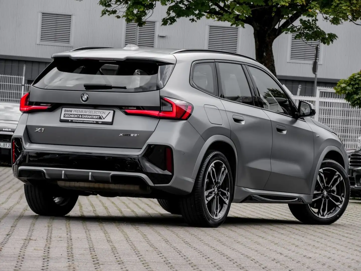 BMW X1 xDrive23i M-Sport Frozen+HUD+LED+PANO+KZG+LHZ+Harm Grau - 2