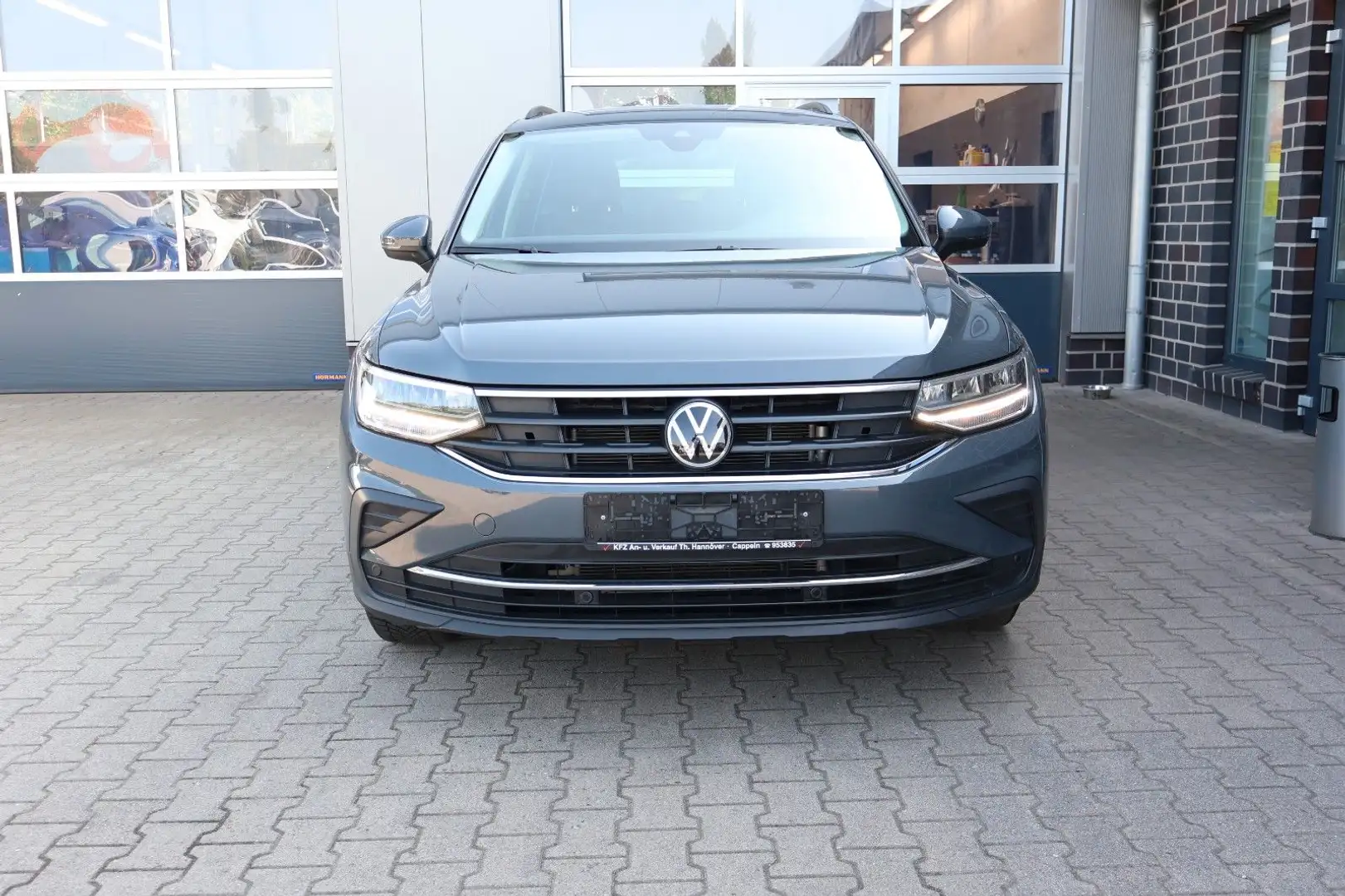 Volkswagen Tiguan Life AHK/LED/Allwetterreifen/Navi Grau - 2