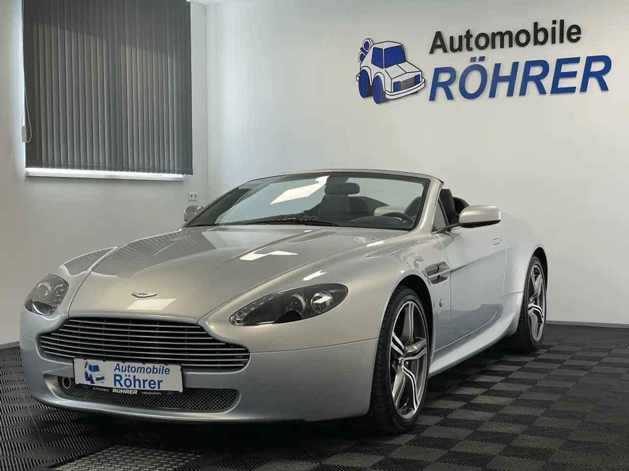Aston Martin V8