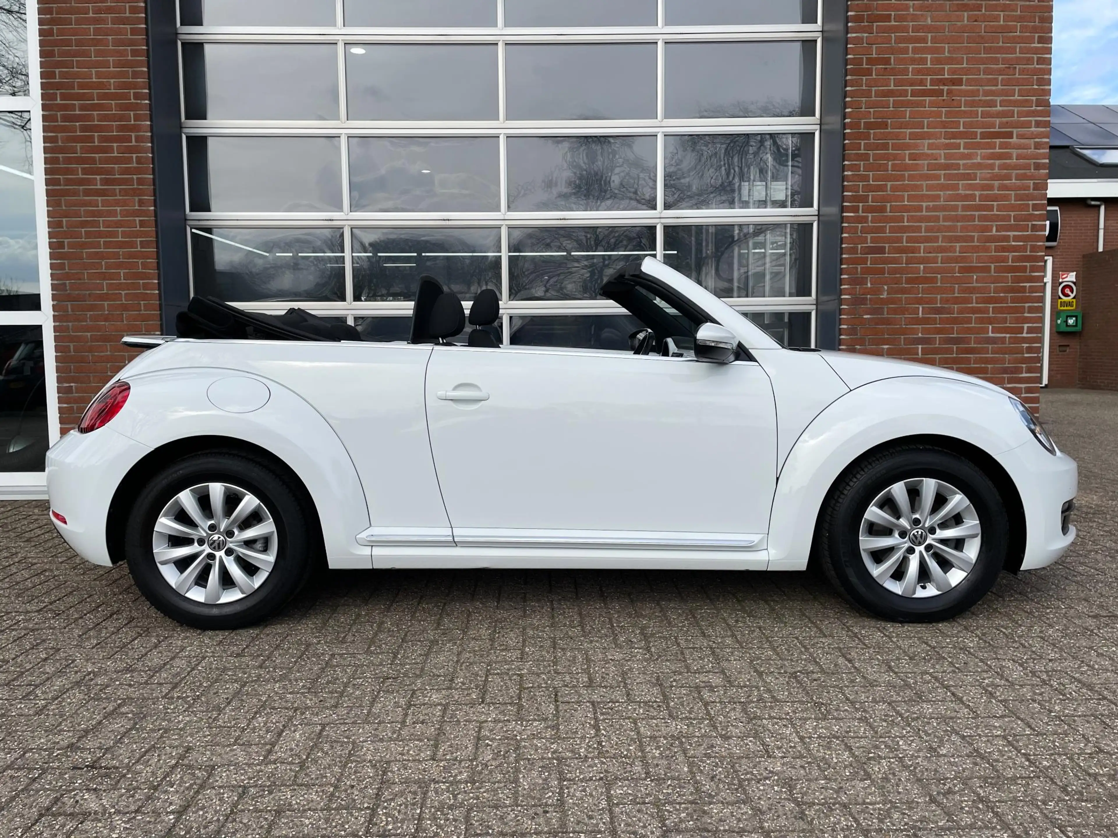 Volkswagen Beetle Cabriolet 1.2 TSI Design BlueMotion — photo 2