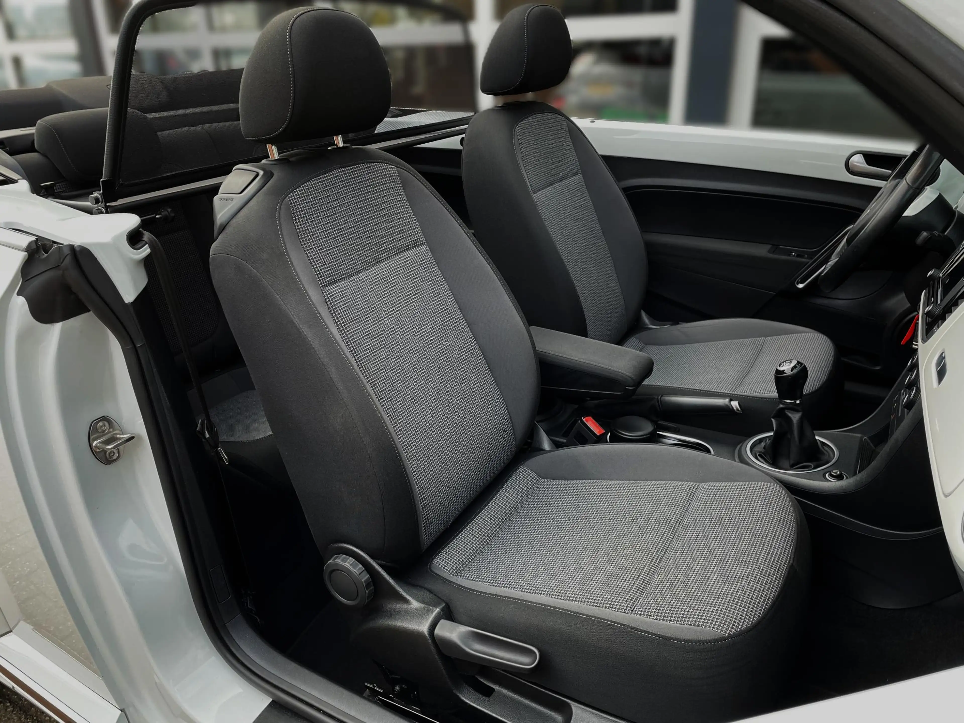 Volkswagen Beetle Cabriolet 1.2 TSI Design BlueMotion — photo 11