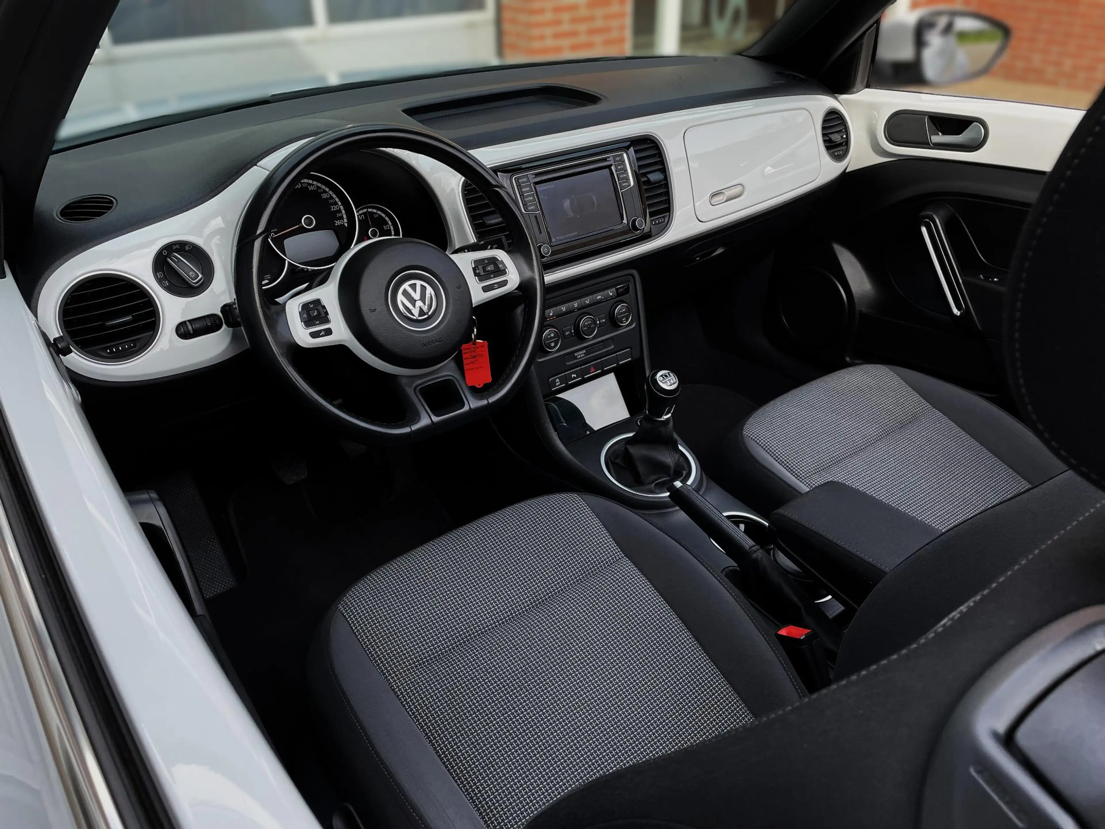 Volkswagen Beetle Cabriolet 1.2 TSI Design BlueMotion — photo 9