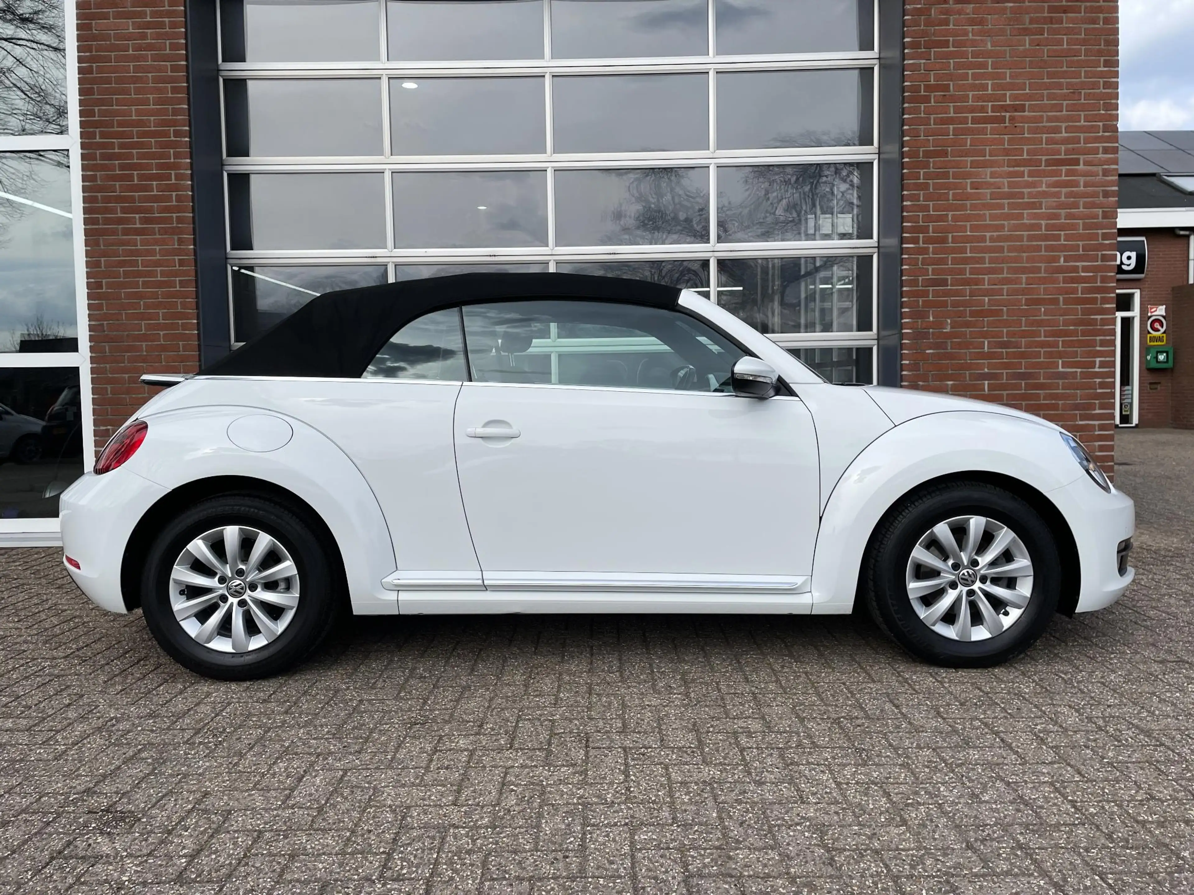 Volkswagen Beetle Cabriolet 1.2 TSI Design BlueMotion — photo 6