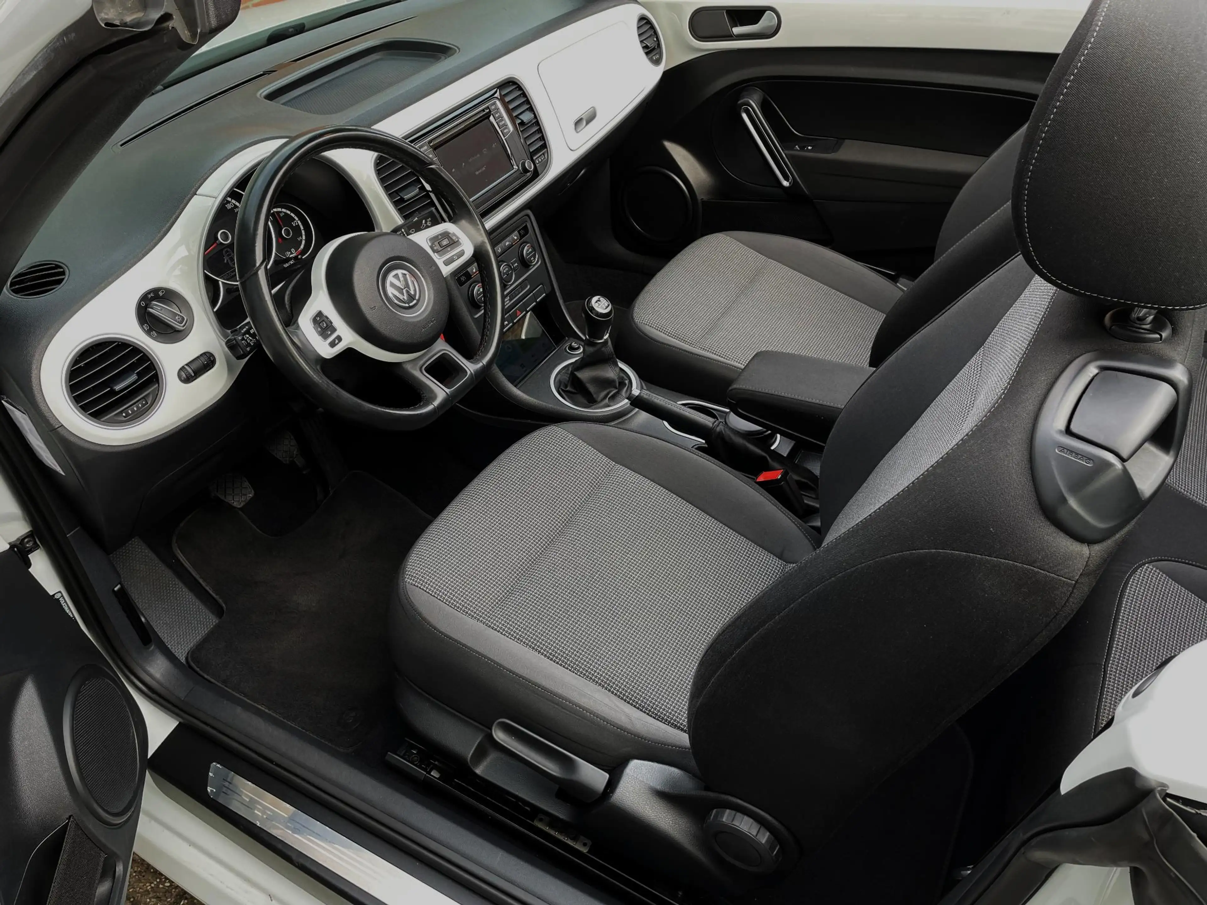 Volkswagen Beetle Cabriolet 1.2 TSI Design BlueMotion — photo 10
