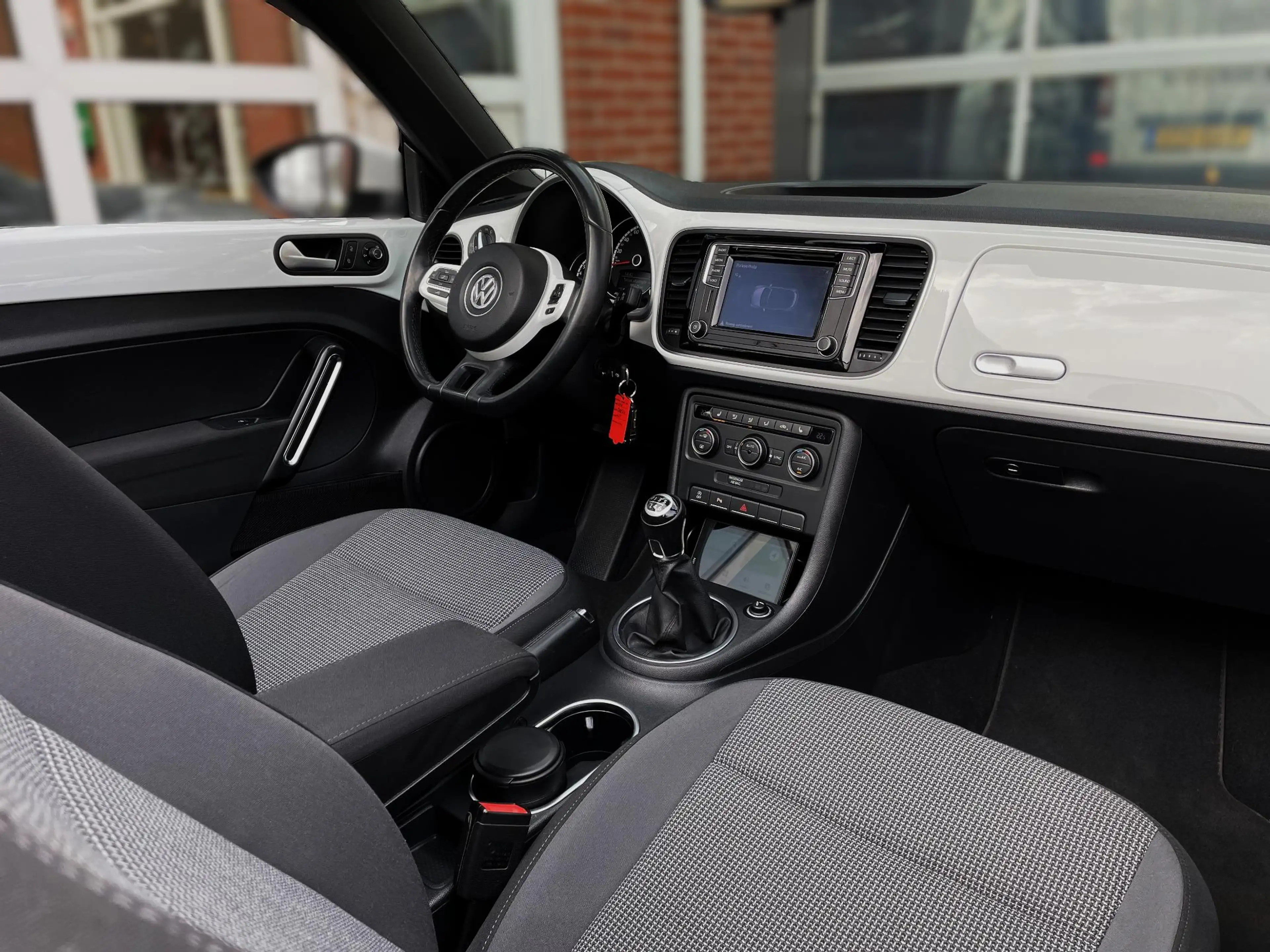 Volkswagen Beetle Cabriolet 1.2 TSI Design BlueMotion — photo 12