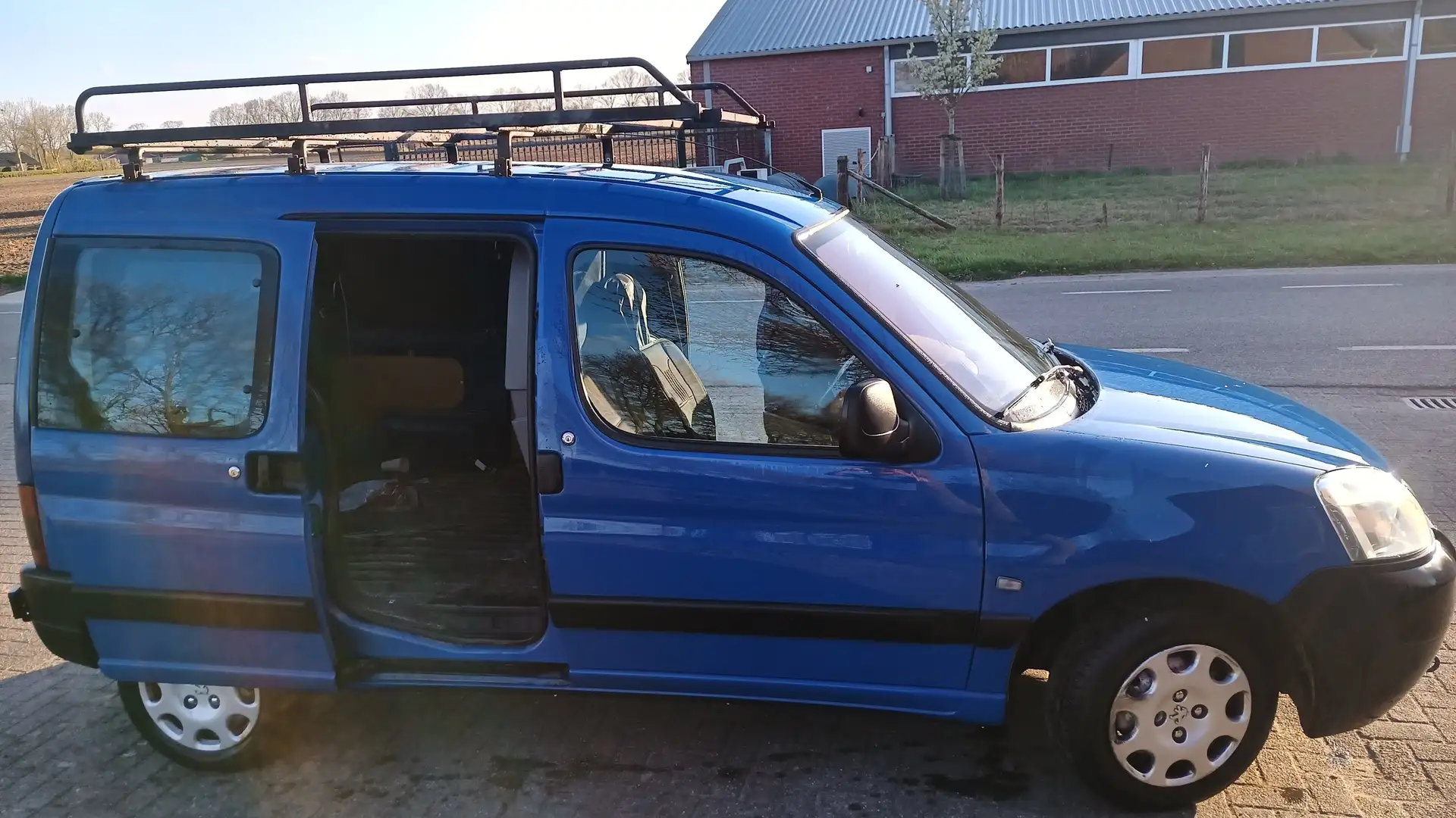 Peugeot Partner 2.0 HDI Avant. Blauw - 2