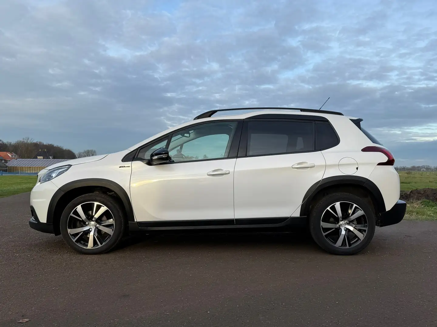 Peugeot 2008 1.2 PureTech GT-Line / Automaat / Airco / Navi / C Weiß - 2