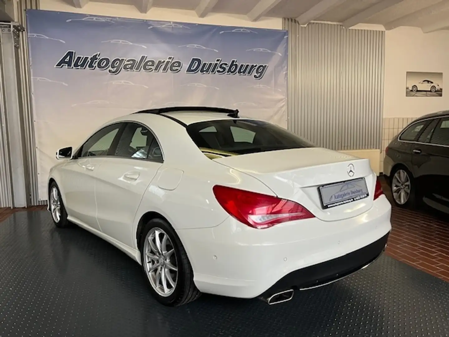 Mercedes-Benz CLA 200 Pano Navi Bi-Xenon Ambiente SHZ PDC Parklenkass. Weiß - 2