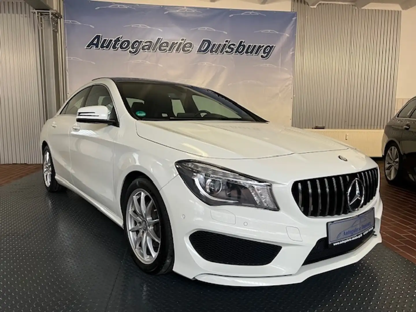 Mercedes-Benz CLA 200 Pano Navi Bi-Xenon Ambiente SHZ PDC Parklenkass. Weiß - 1
