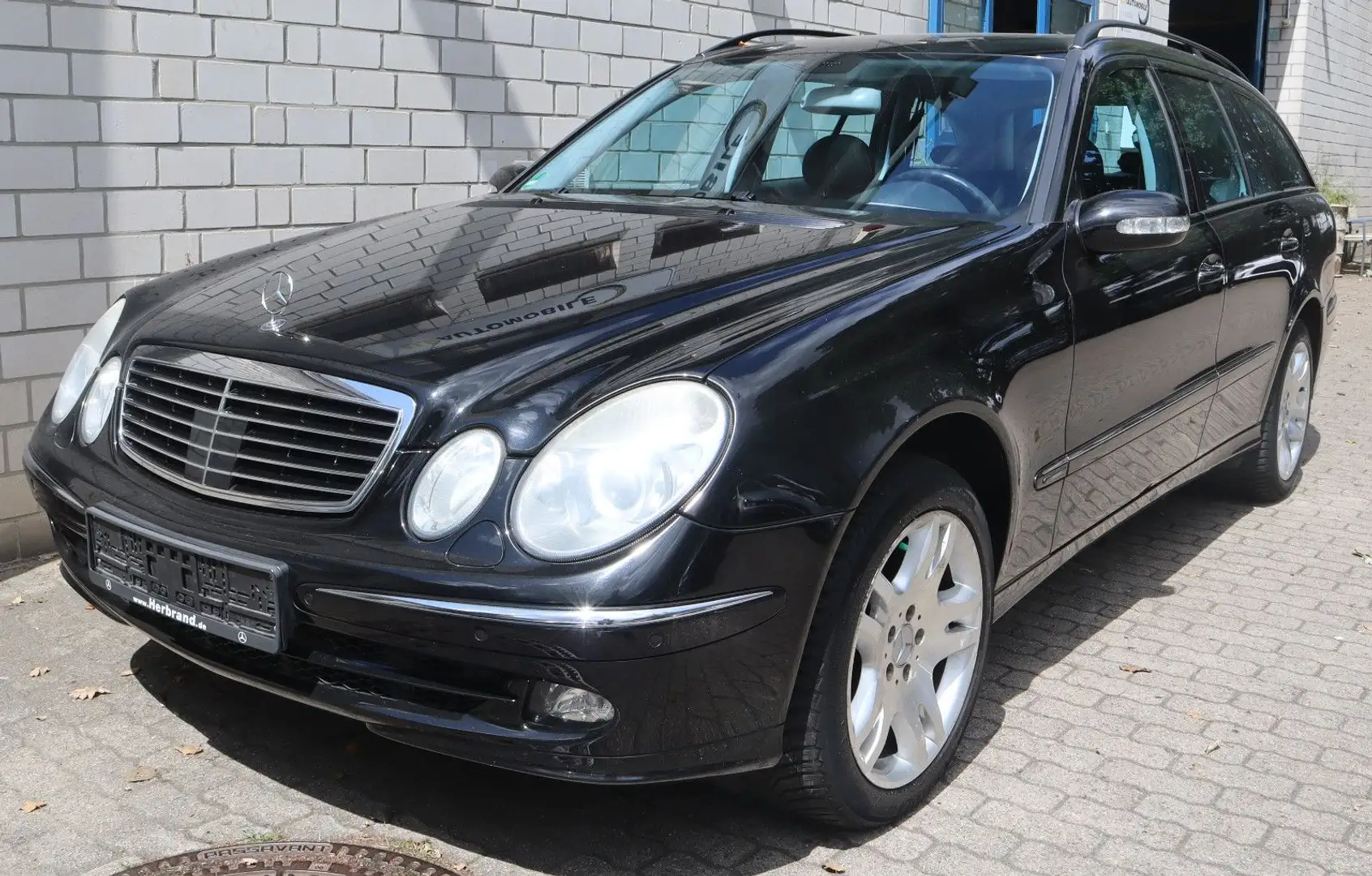 Mercedes-Benz E 350 T Vollausstattung 7-Sitzer Black - 2