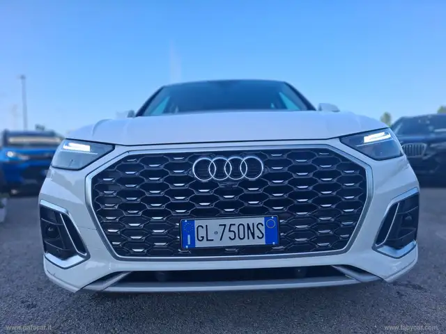Audi Q5 view 10