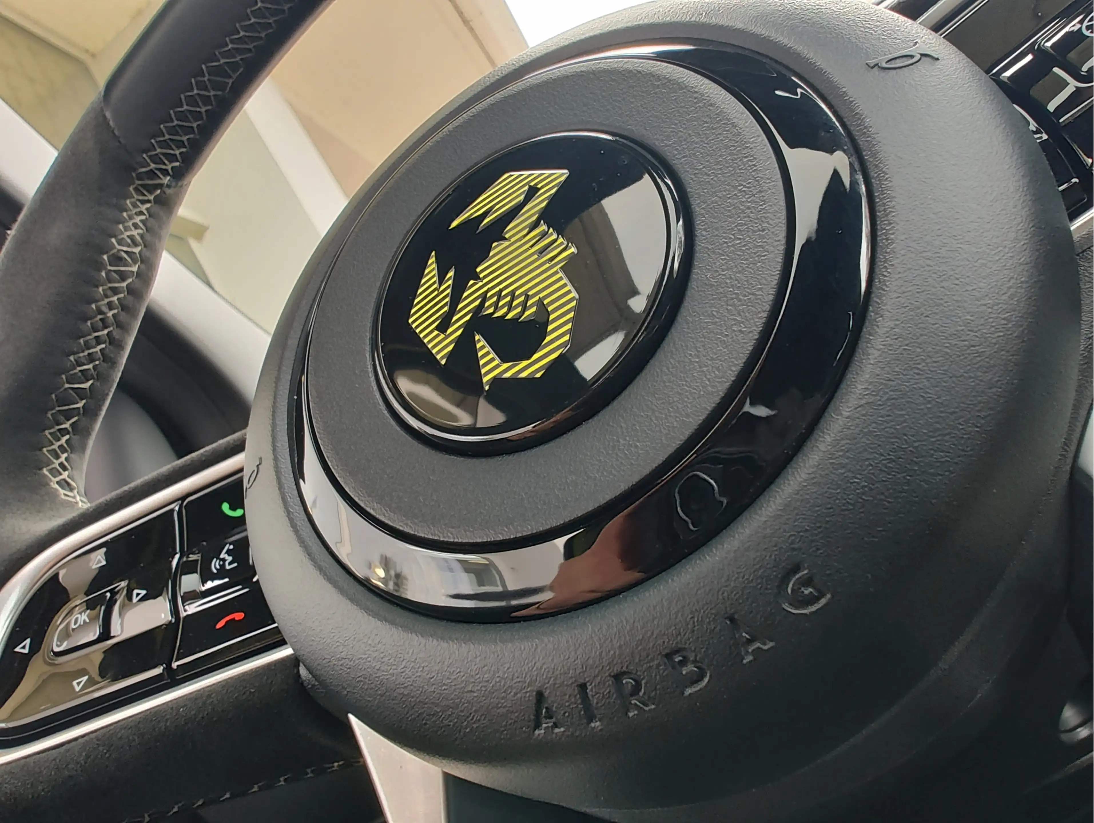 Abarth 500e SCORPIONISSIMA 42 kWh Alcantara sportstuur | Pano — photo 24