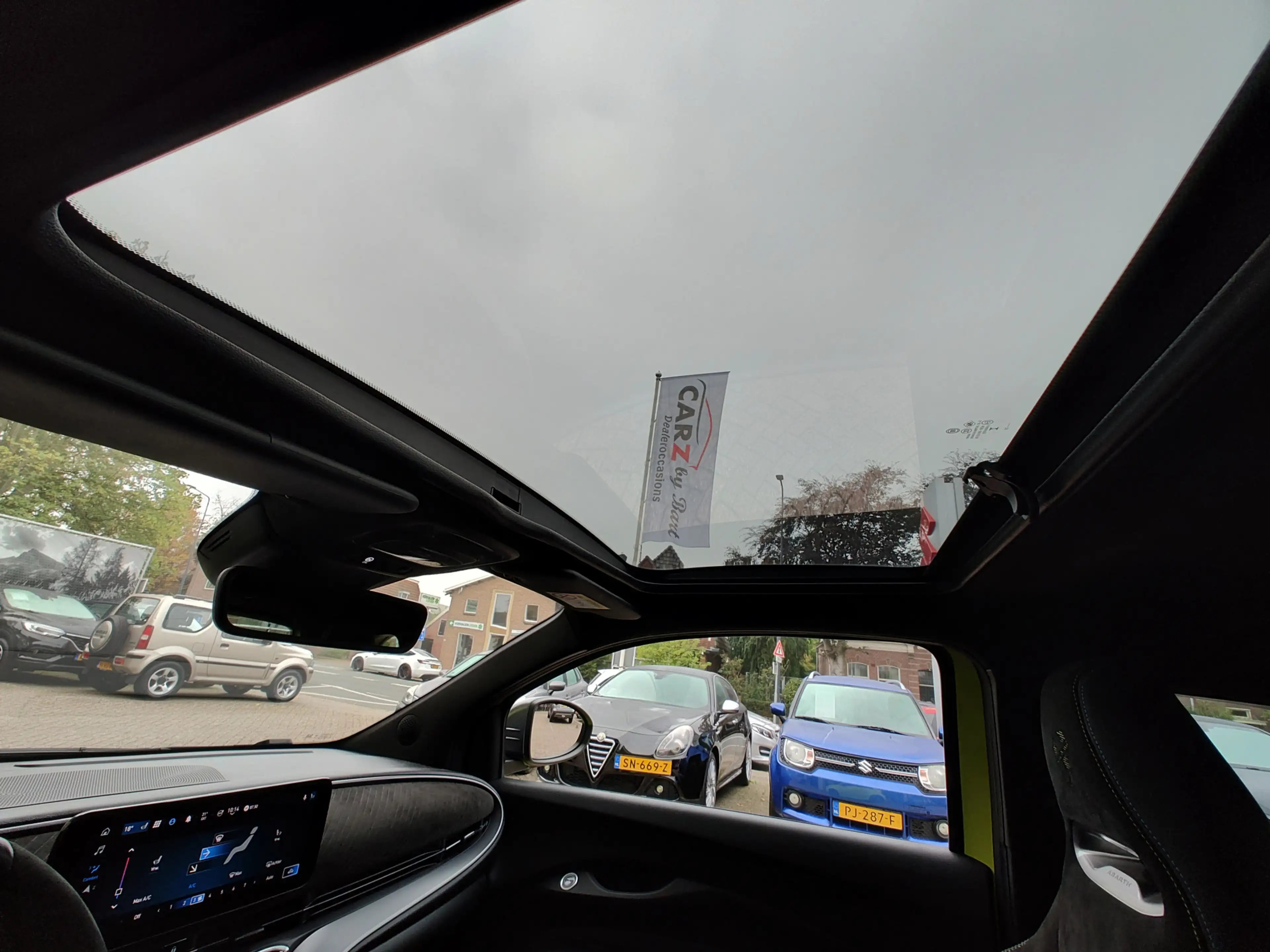 Abarth 500e SCORPIONISSIMA 42 kWh Alcantara sportstuur | Pano — photo 14