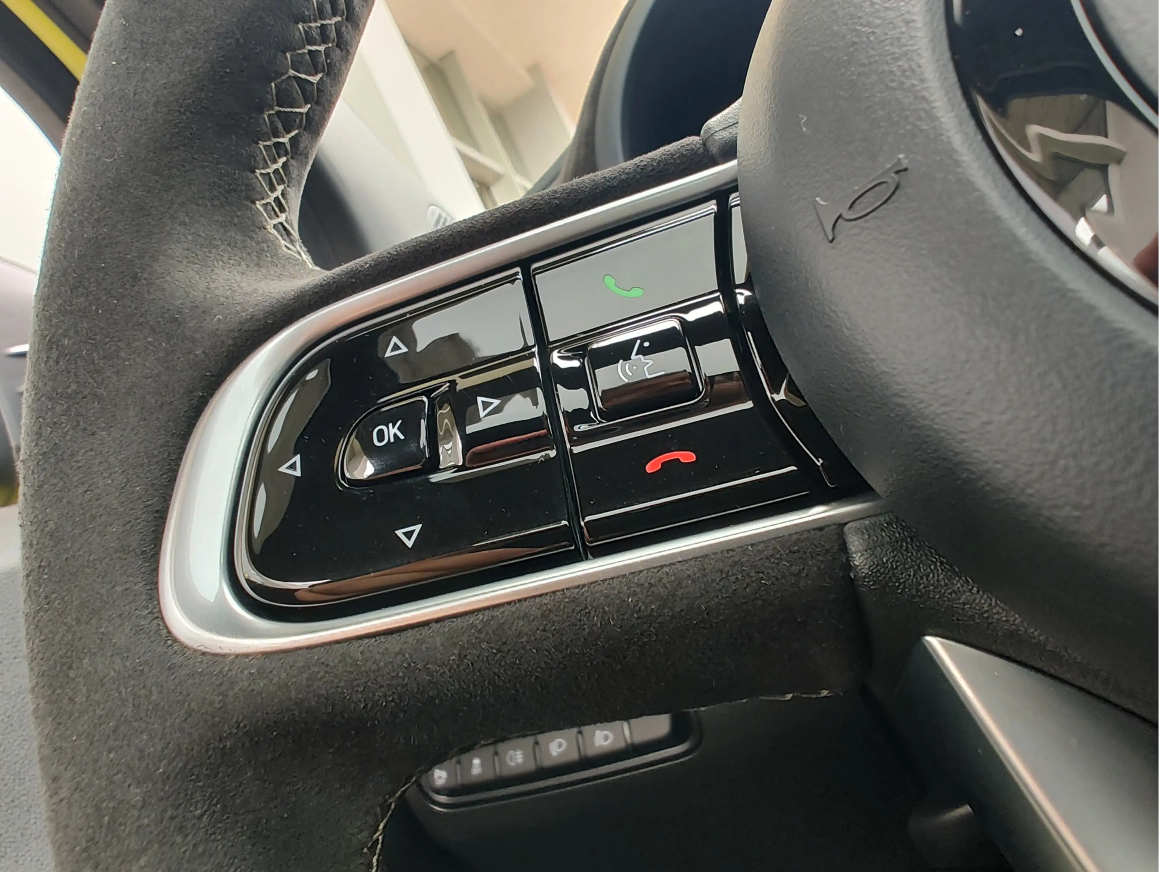 Abarth 500e SCORPIONISSIMA 42 kWh Alcantara sportstuur | Pano — photo 23
