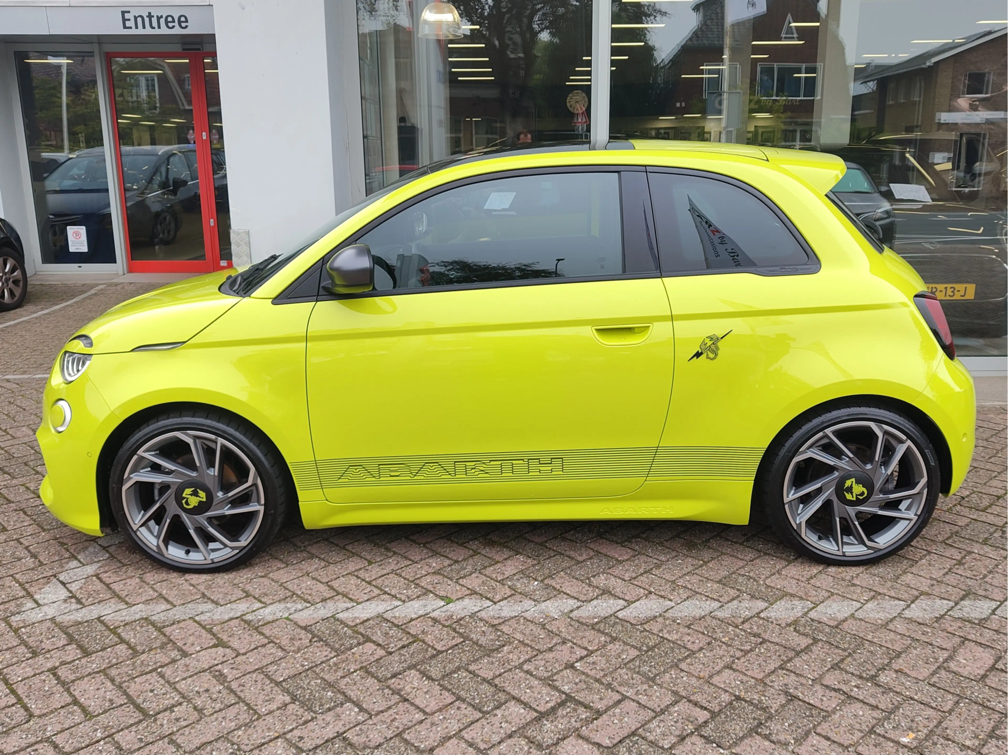 Abarth 500e SCORPIONISSIMA 42 kWh Alcantara sportstuur | Pano — photo 2