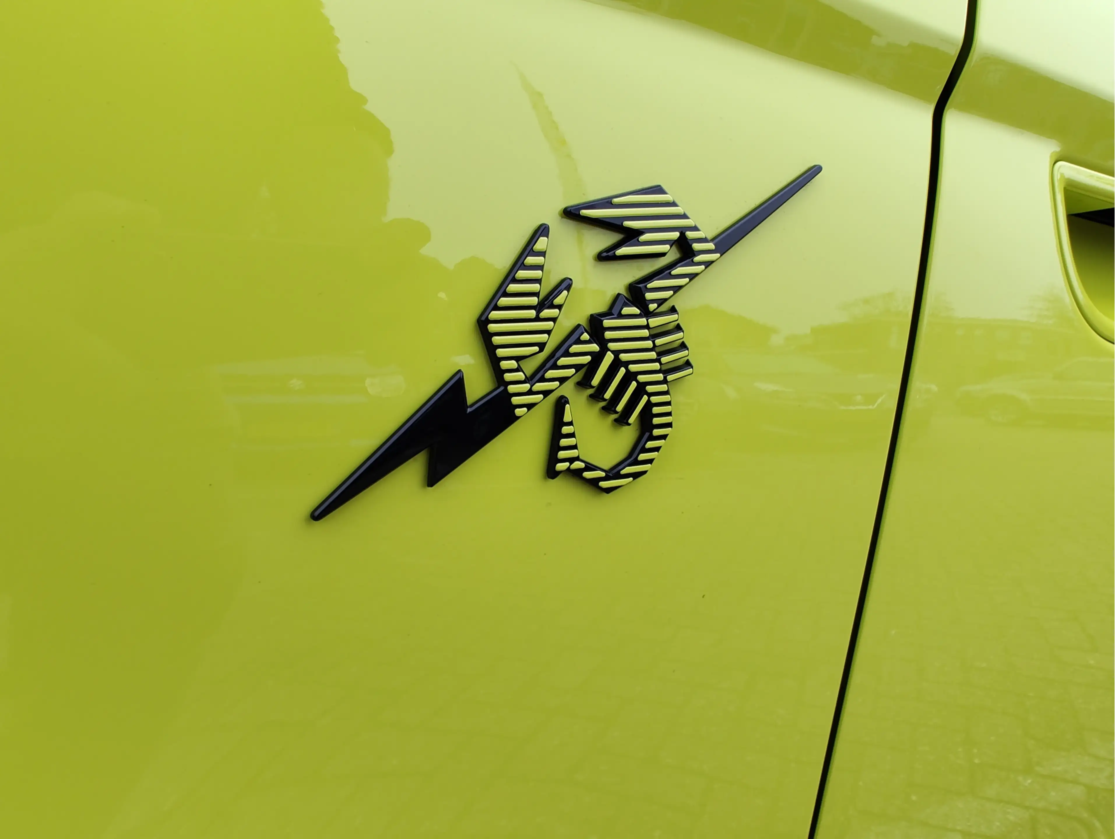 Abarth 500e SCORPIONISSIMA 42 kWh Alcantara sportstuur | Pano — photo 36