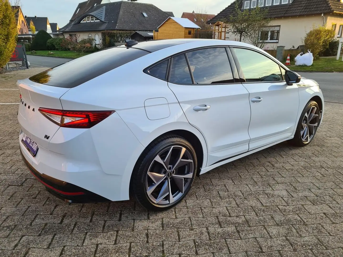 Skoda Enyaq iV Coupé RS Suite 21 Zoll Matrix AHK 3,99% Weiß - 1