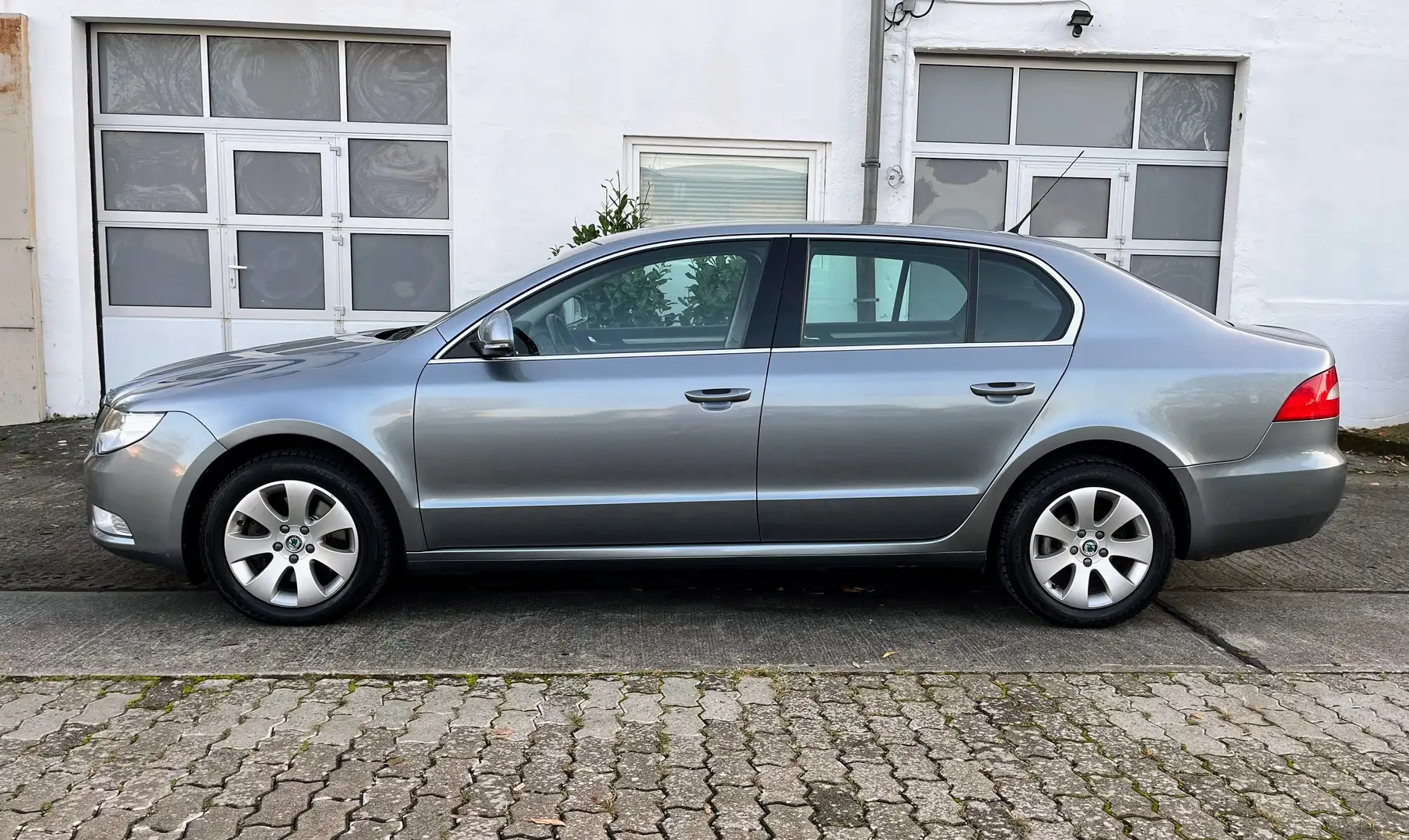 Skoda Superb Ambition*2-Hand*Scheckheft* Grau - 2