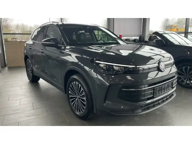 Volkswagen Tiguan view 4