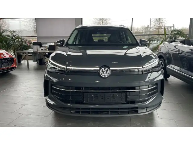 Volkswagen Tiguan view 3