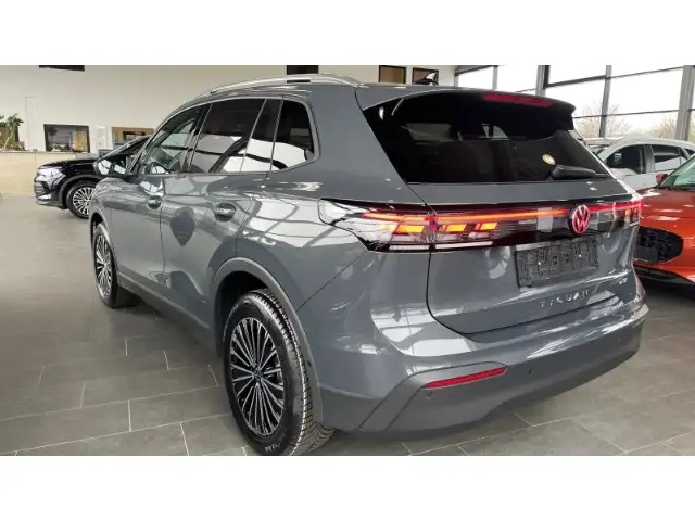 Volkswagen Tiguan view 2