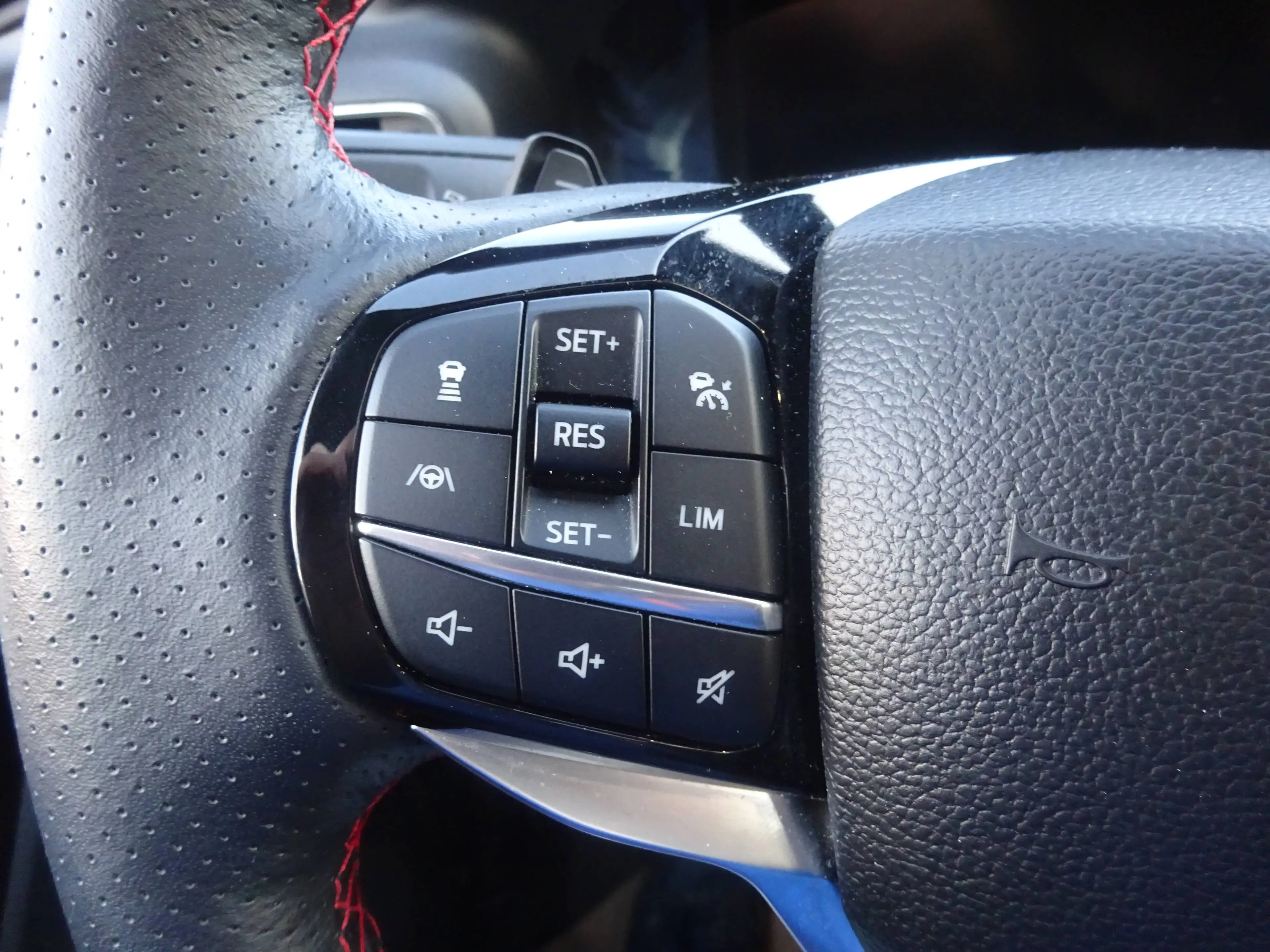 Ford Explorer ST-Line Plug-in-Hybrid 4x4 AHK — photo 14