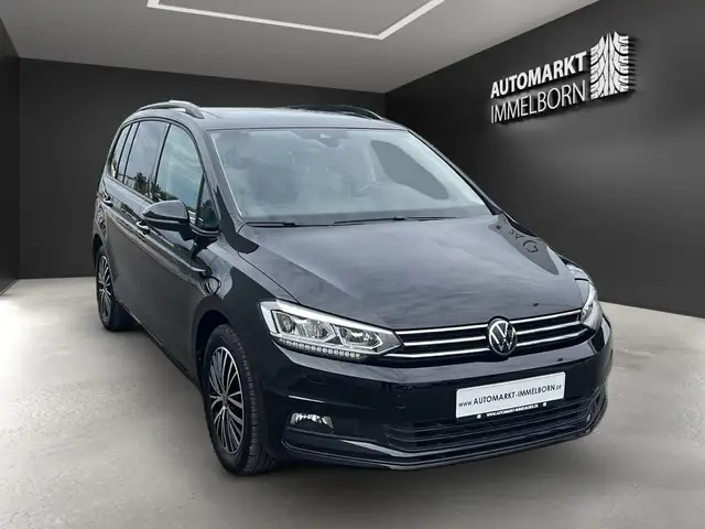 Volkswagen Touran view 2