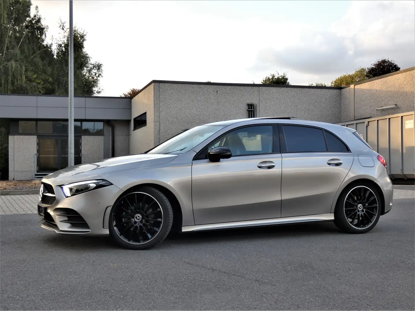 Mercedes-Benz A 180 A 180 AMG Line Night Pack 19"Alu Panodak Gris - 2