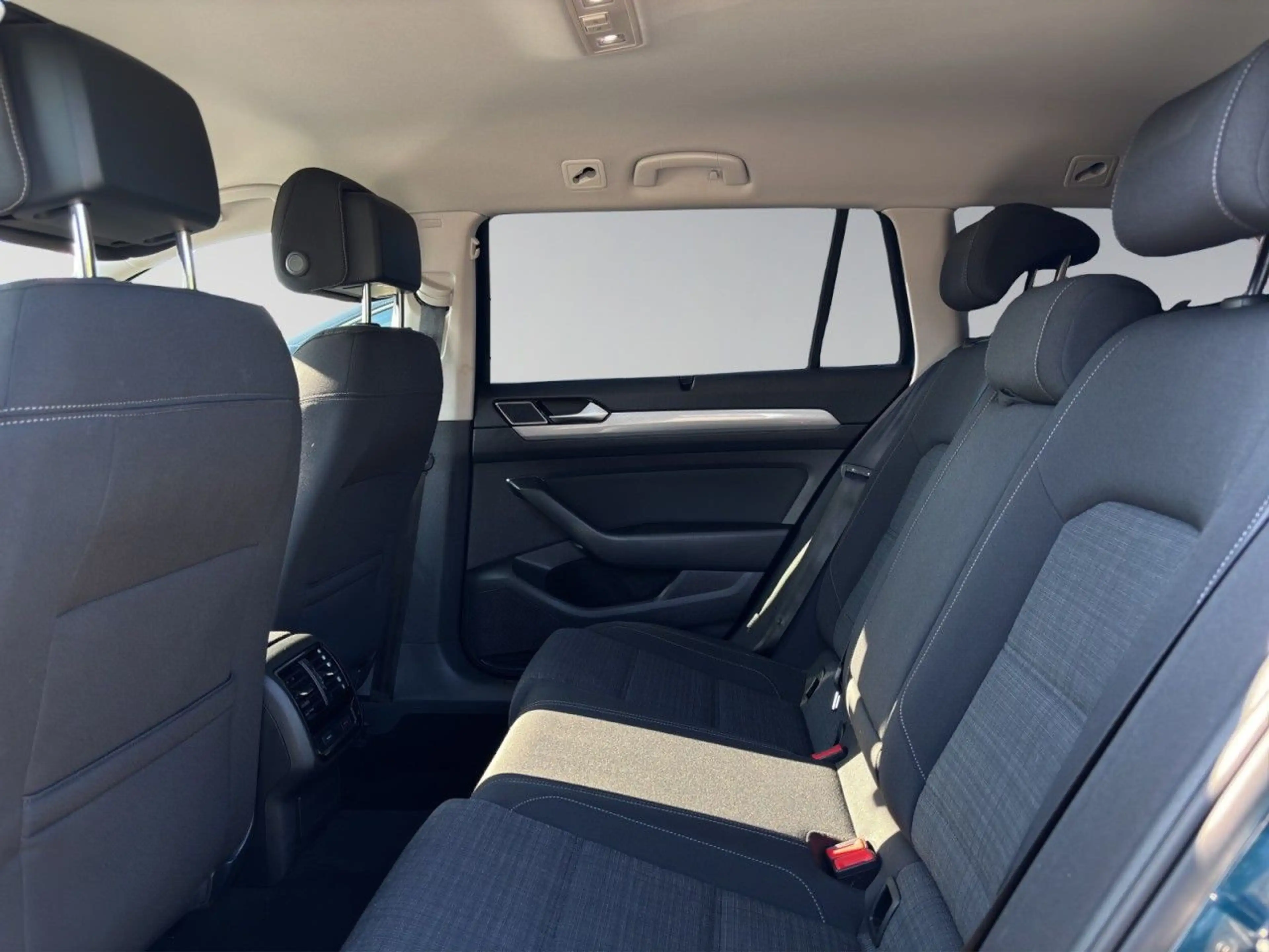 Volkswagen Passat Variant 2.0 TSI Business EasyOpen AHK ACC — photo 11