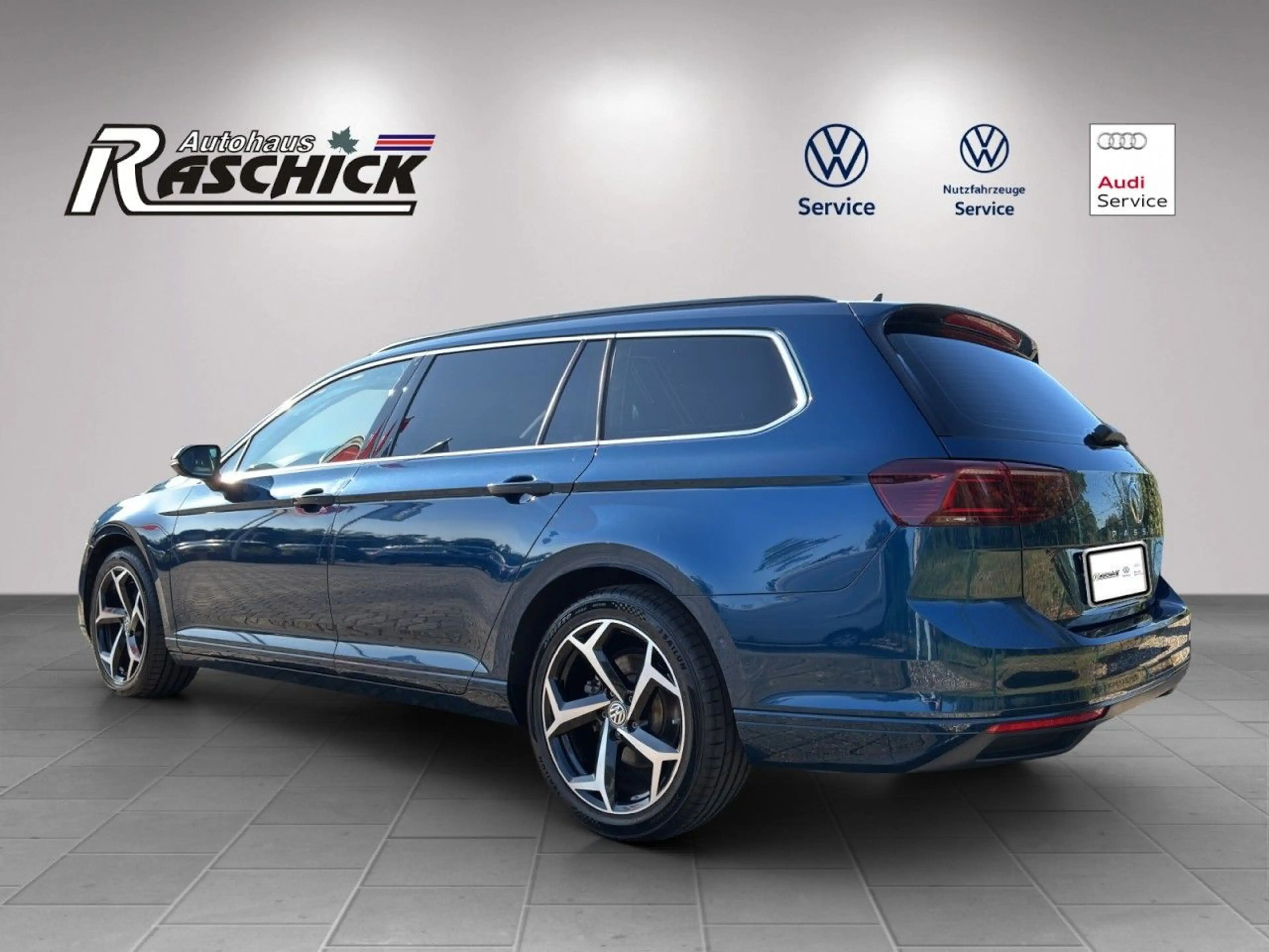 Volkswagen Passat Variant 2.0 TSI Business EasyOpen AHK ACC — photo 3