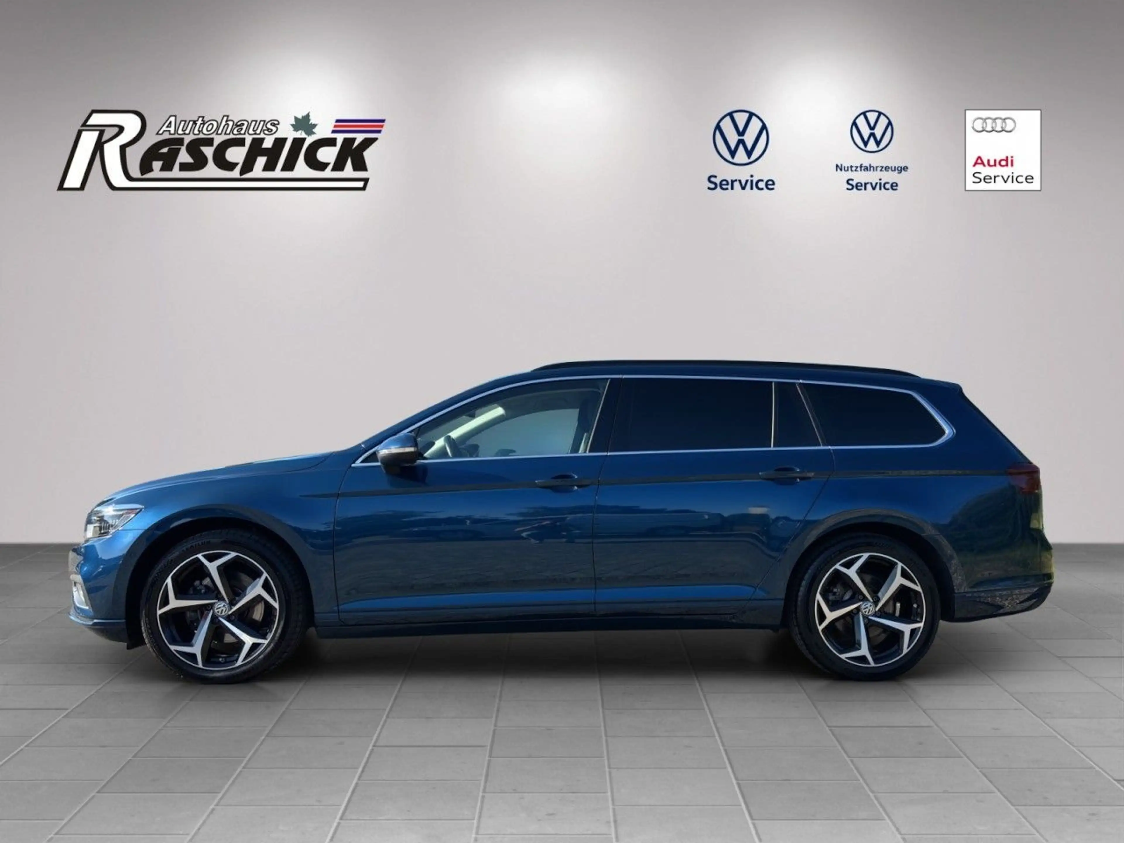 Volkswagen Passat Variant 2.0 TSI Business EasyOpen AHK ACC — photo 2