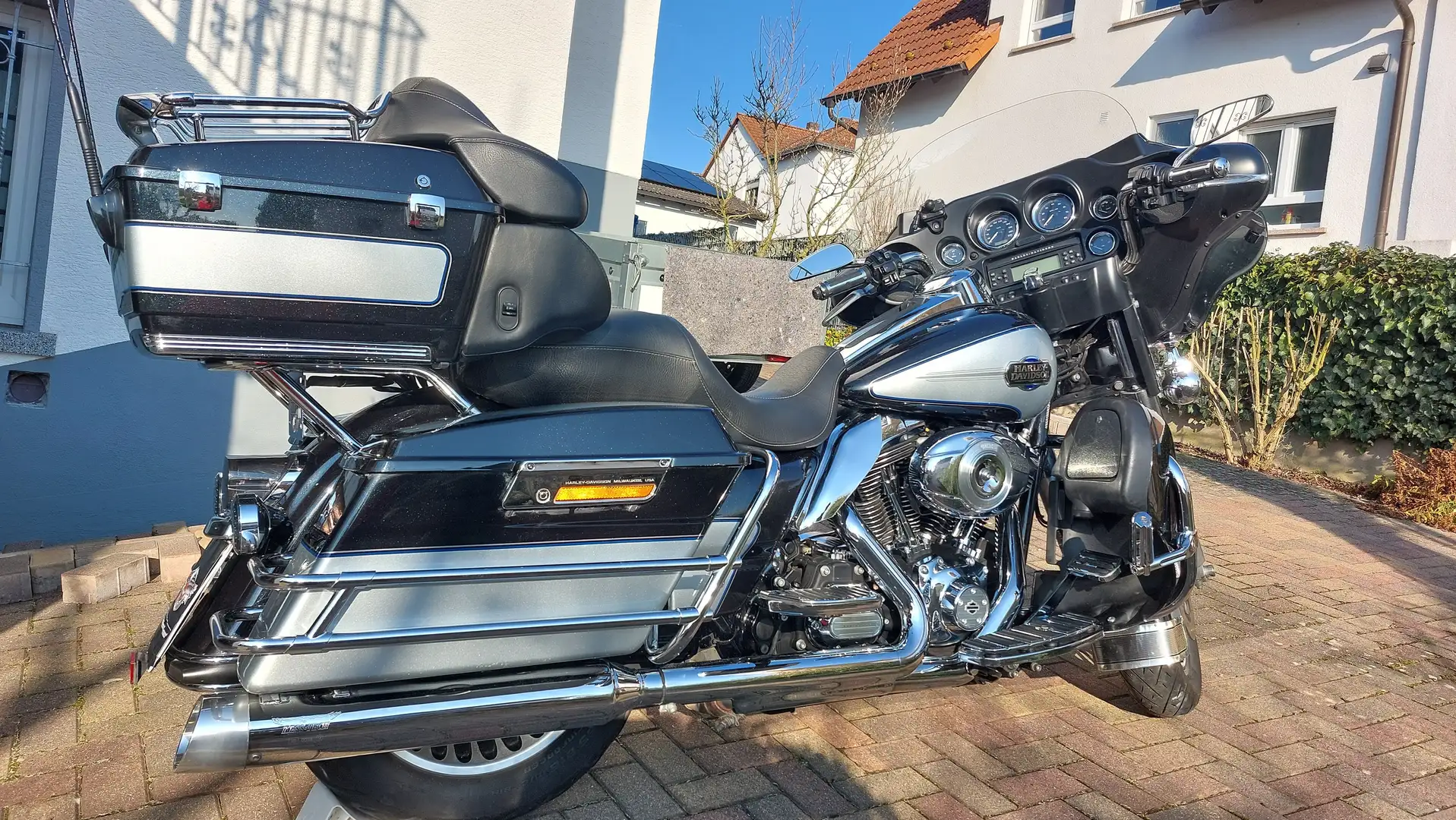 Harley-Davidson Electra Glide FLHTCU Ultra Classic Black - 1