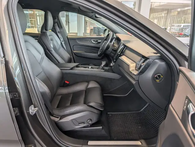 Volvo XC60 view 3