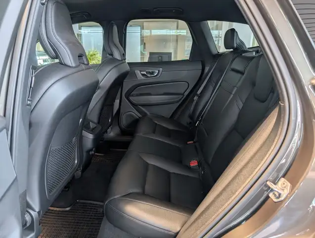 Volvo XC60 view 8