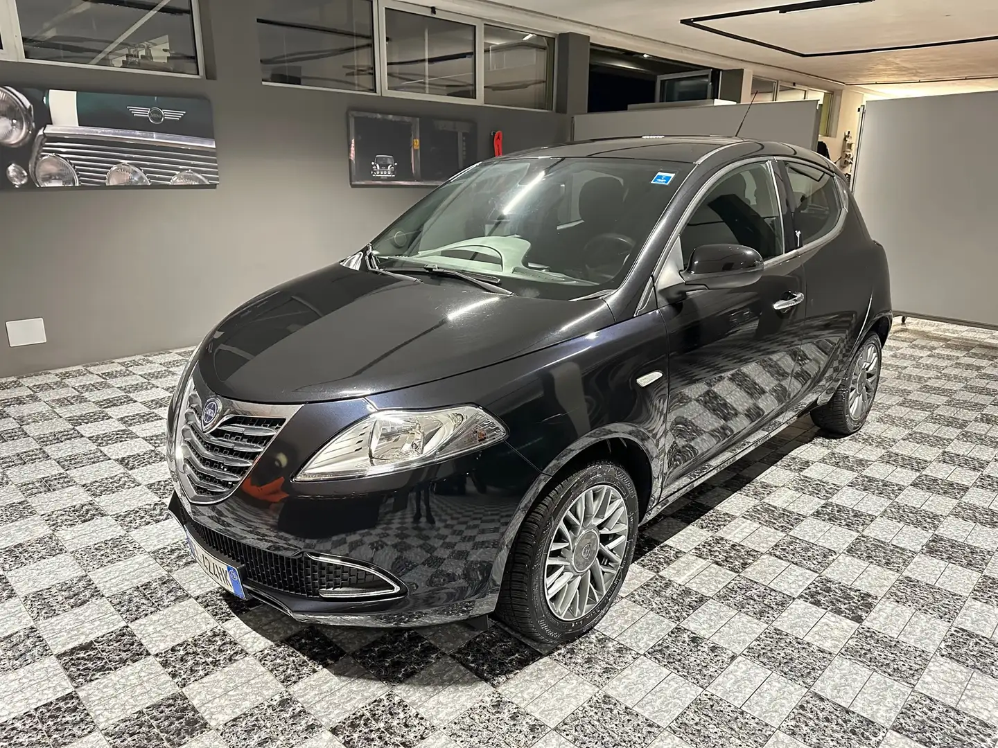 Lancia Ypsilon Ypsilon 0.9 t.air Platinum s crna - 1