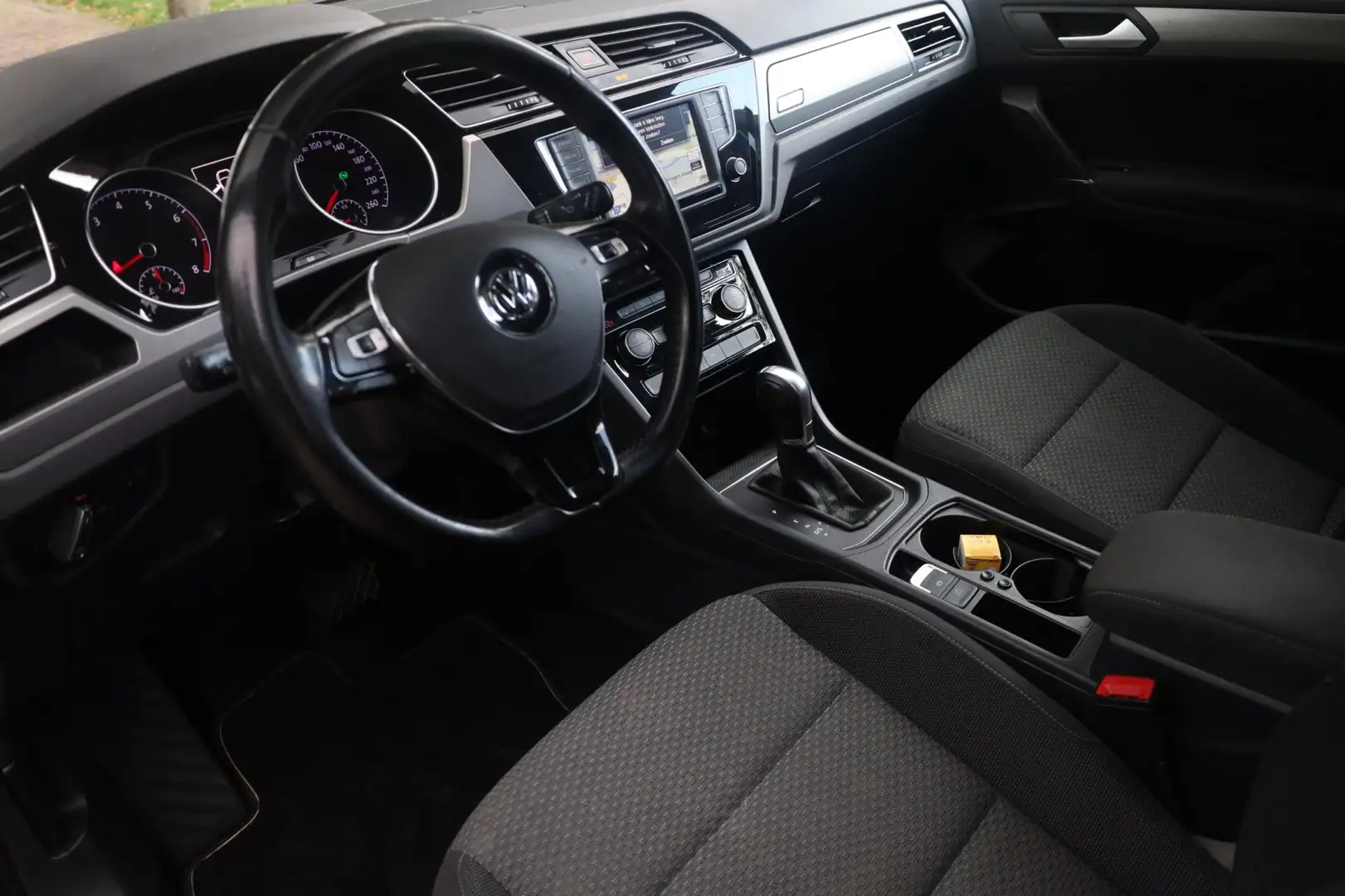 Volkswagen Touran 1.4 TSI Connected Series 7p Aut. | Stoelverwarming Zwart - 2