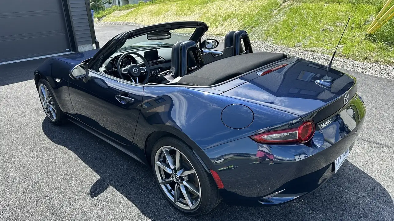 Mazda MX-5 Miata photo Mazda MX-5 Miata