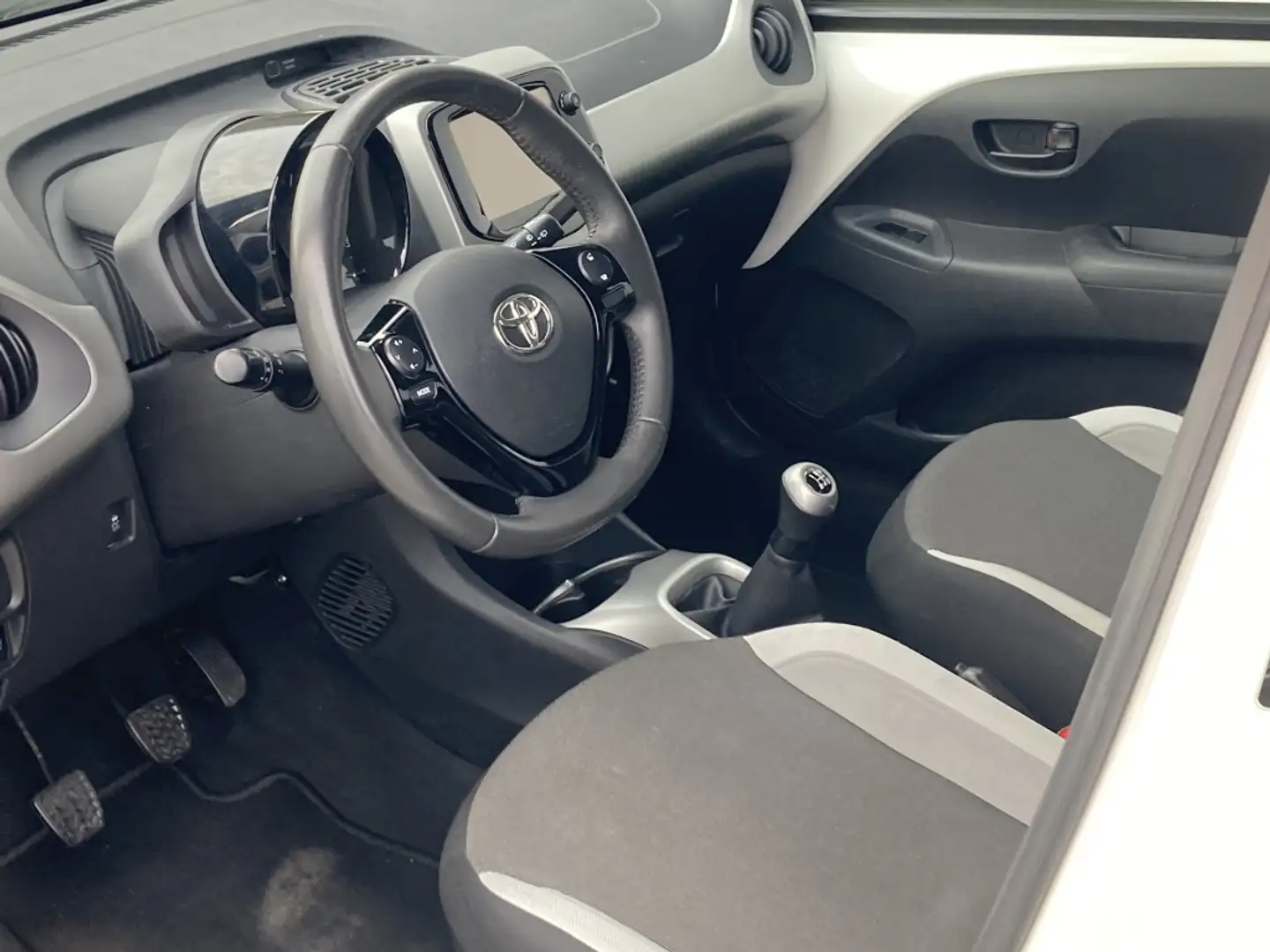 Toyota Aygo 1.0 VVT-i X-Play 5-deurs | Airco | NL auto | CPV | Blanc - 2
